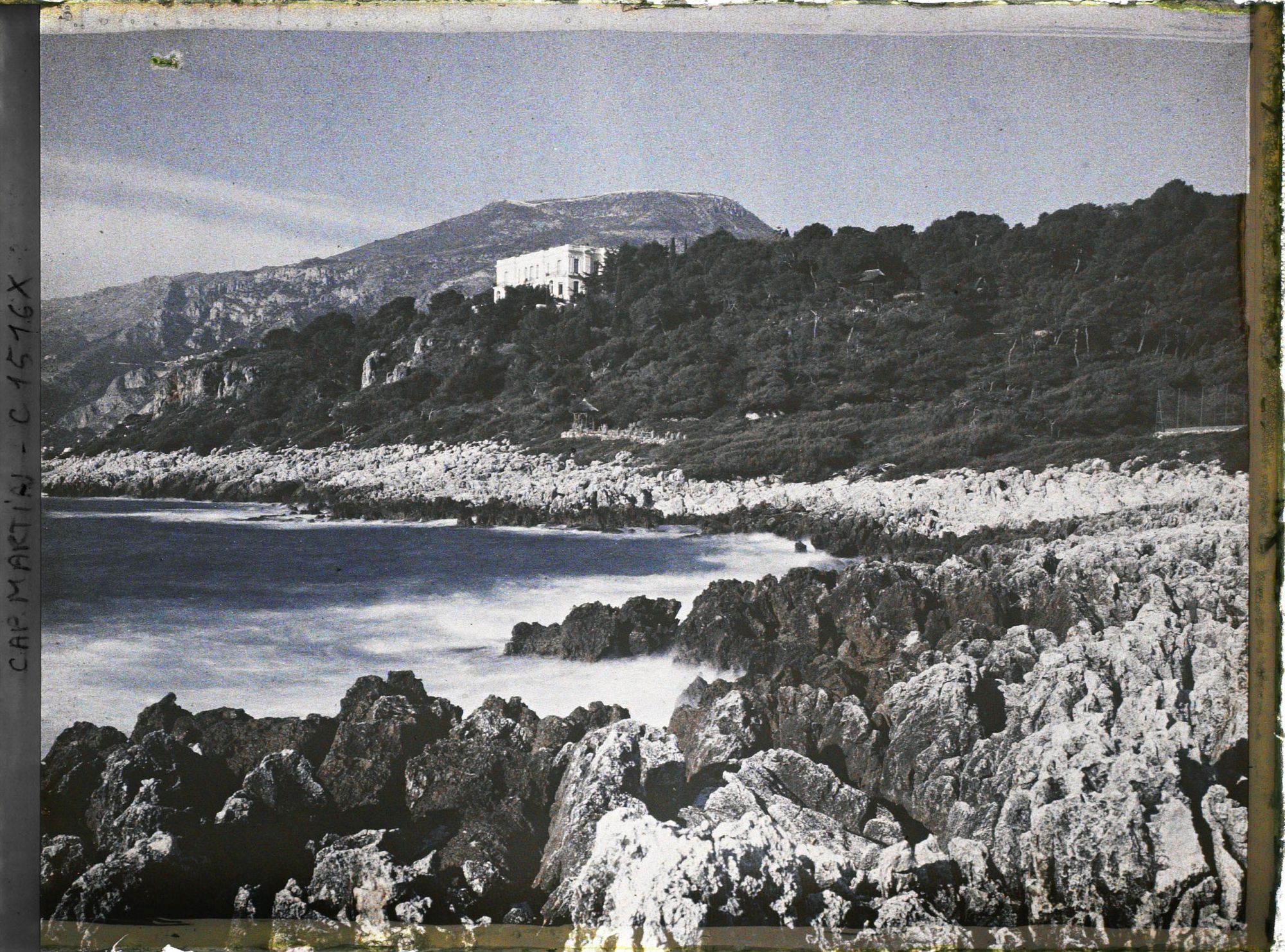 Image représentant La villa Kahn dite villa Zamir, vue des rochers de la pointe du cap vers un mont de l'arrière pays
