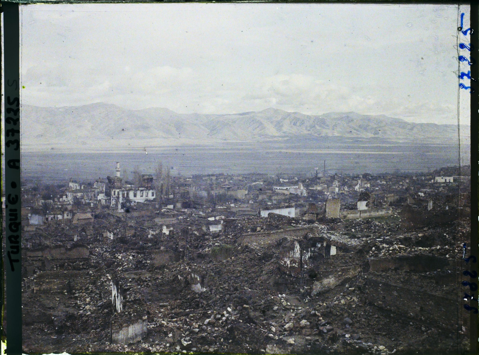 Image représentant Vue générale de la ville (très touchée par la guerre d'Indépendance)