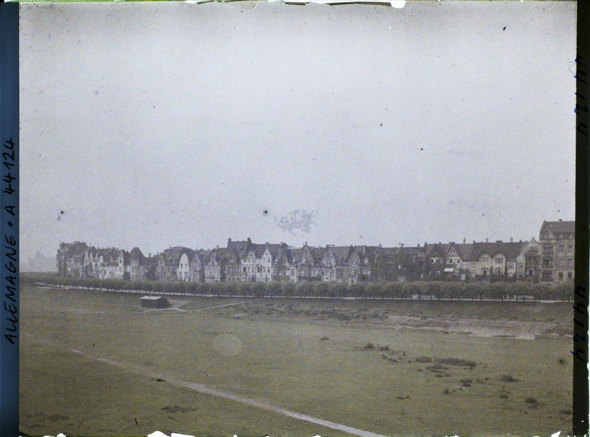 Image représentant Allemagne, Düsseldorf, Neuss vu du Gd Pont