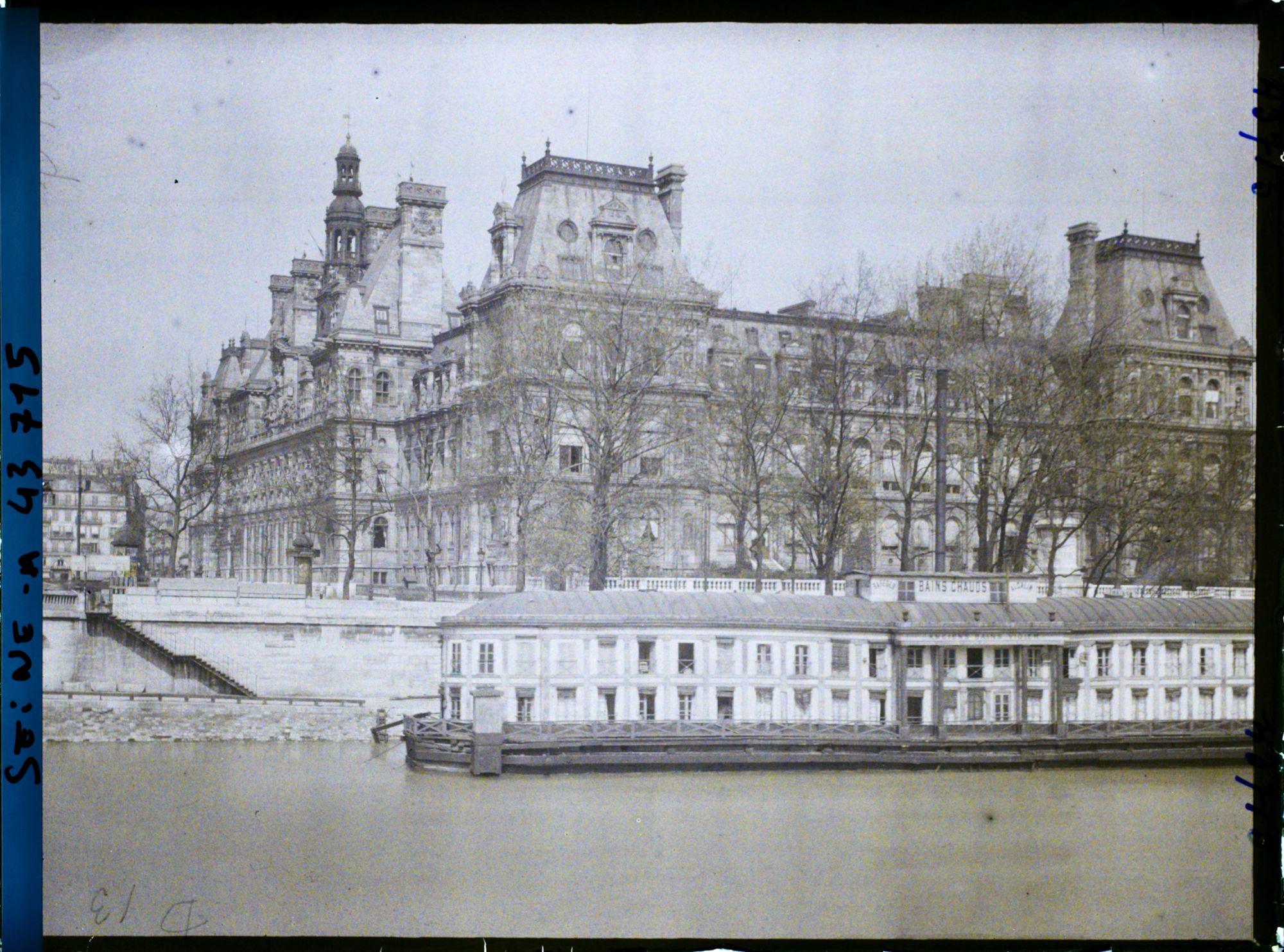 Image représentant L'Hôtel de Ville depuis le pont d'Arcole, quai aux Fleurs