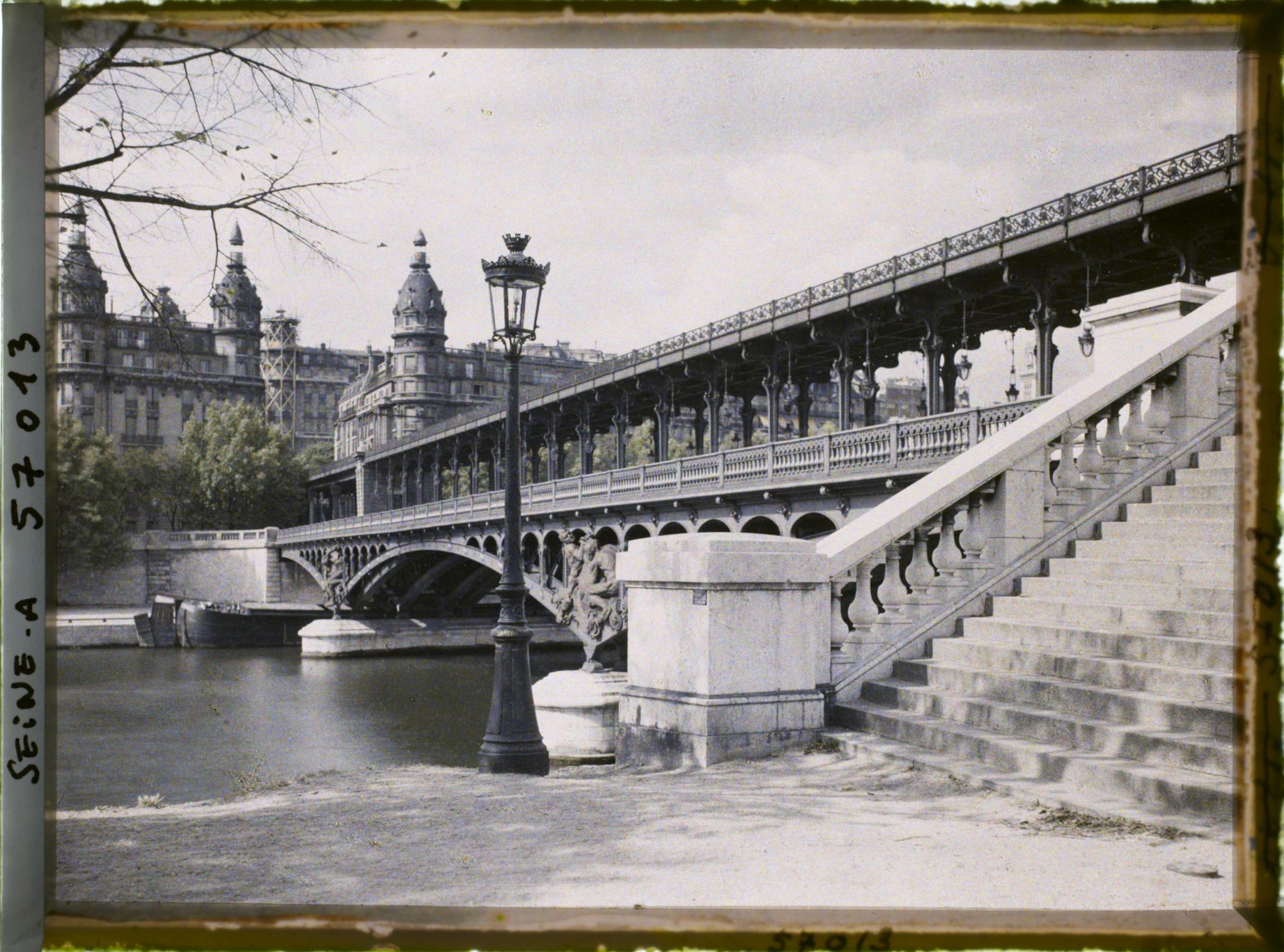 Image représentant Le viaduc de Passy, actuel pont de Bir-Hakeim, vue prise en direction du quai de Passy (actuelle avenue du président Kennedy)