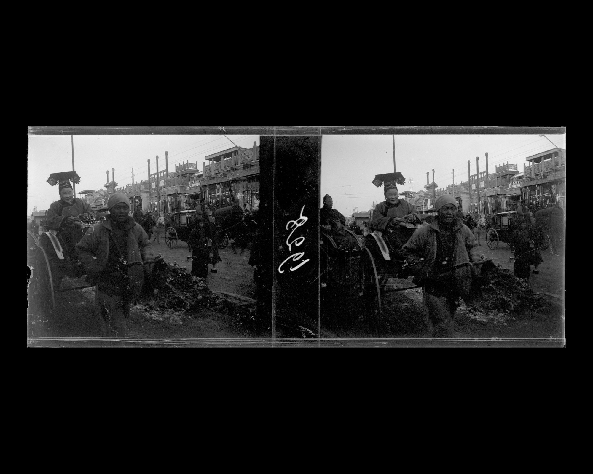 Image représentant Un pousse transportant une aristocrate mandchoue à la coiffure erbatou, certainement aux environs de Dongsi pailou ("Quatre Portiques de l'Est")