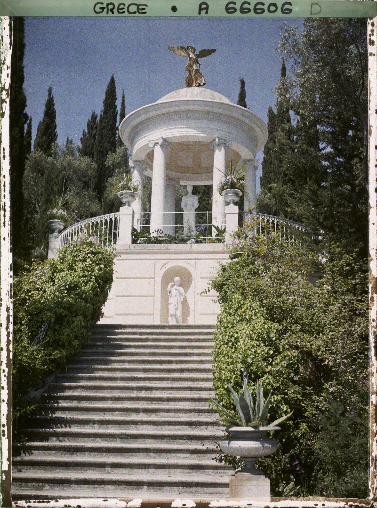 Image représentant L'Achilleion - Dans le parc, kiosque de l'impératrice Elisabeth