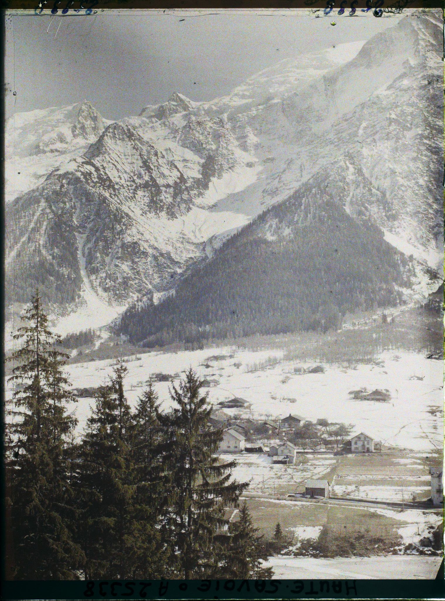 Image représentant France Les Alpes, Griaz, Vallée de Chamonix, Village des Griaz, l' aiguille du Midi et le Dôme de Goûter