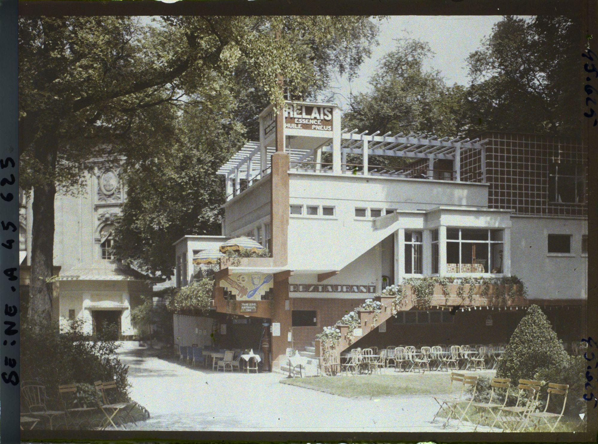Image représentant L'Exposition des arts décoratifs, Halte-relais pour tourisme automobile, près du Grand Palais