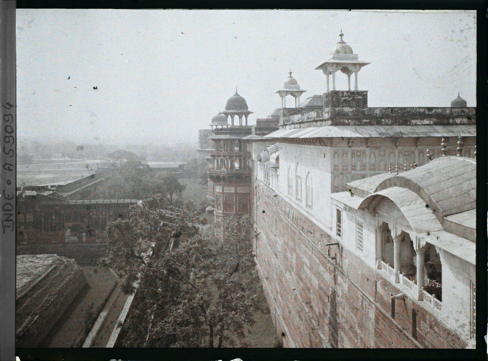 Image représentant Vue sur l'enceinte du fort Rouge (Lal Qila) et les pavillons du palais privé (Khas Mahal) dominés par des chhatris