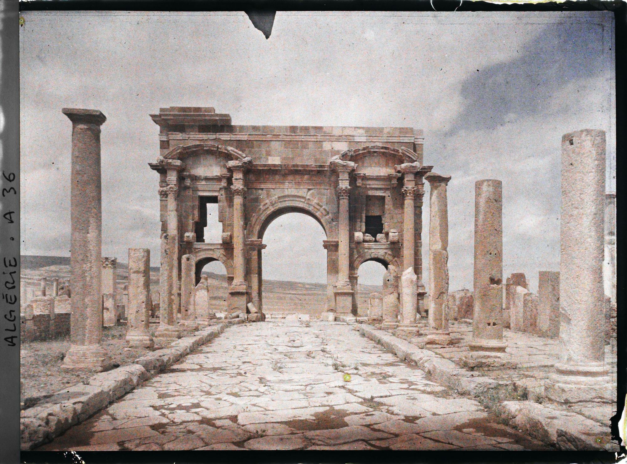 Image représentant L'arc de Trajan à l'extrémité du Decumanus maximus