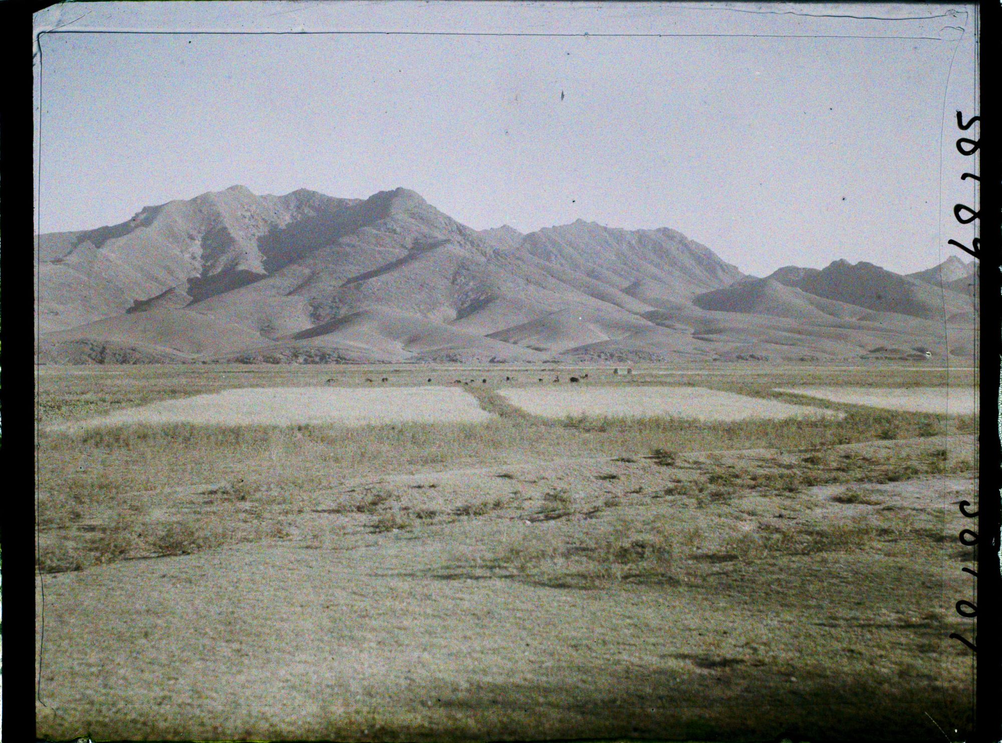 Image représentant Afghanistan, Solzevar, Chaîne de montagnes le long de l'Adraskand