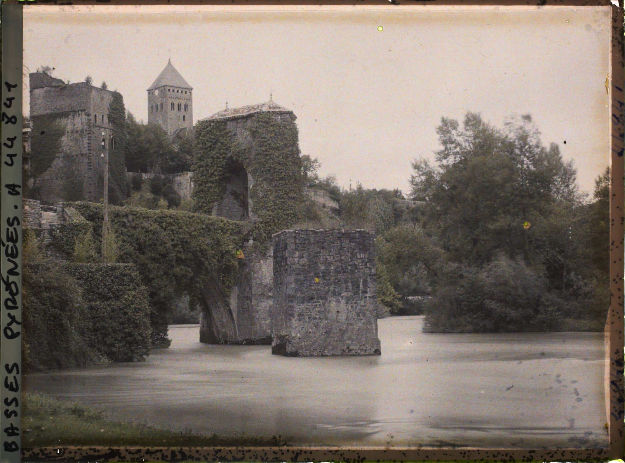 Image représentant France, Sauveterre de Béarn, Sauveterre vu des bords du Gave d'Oloron