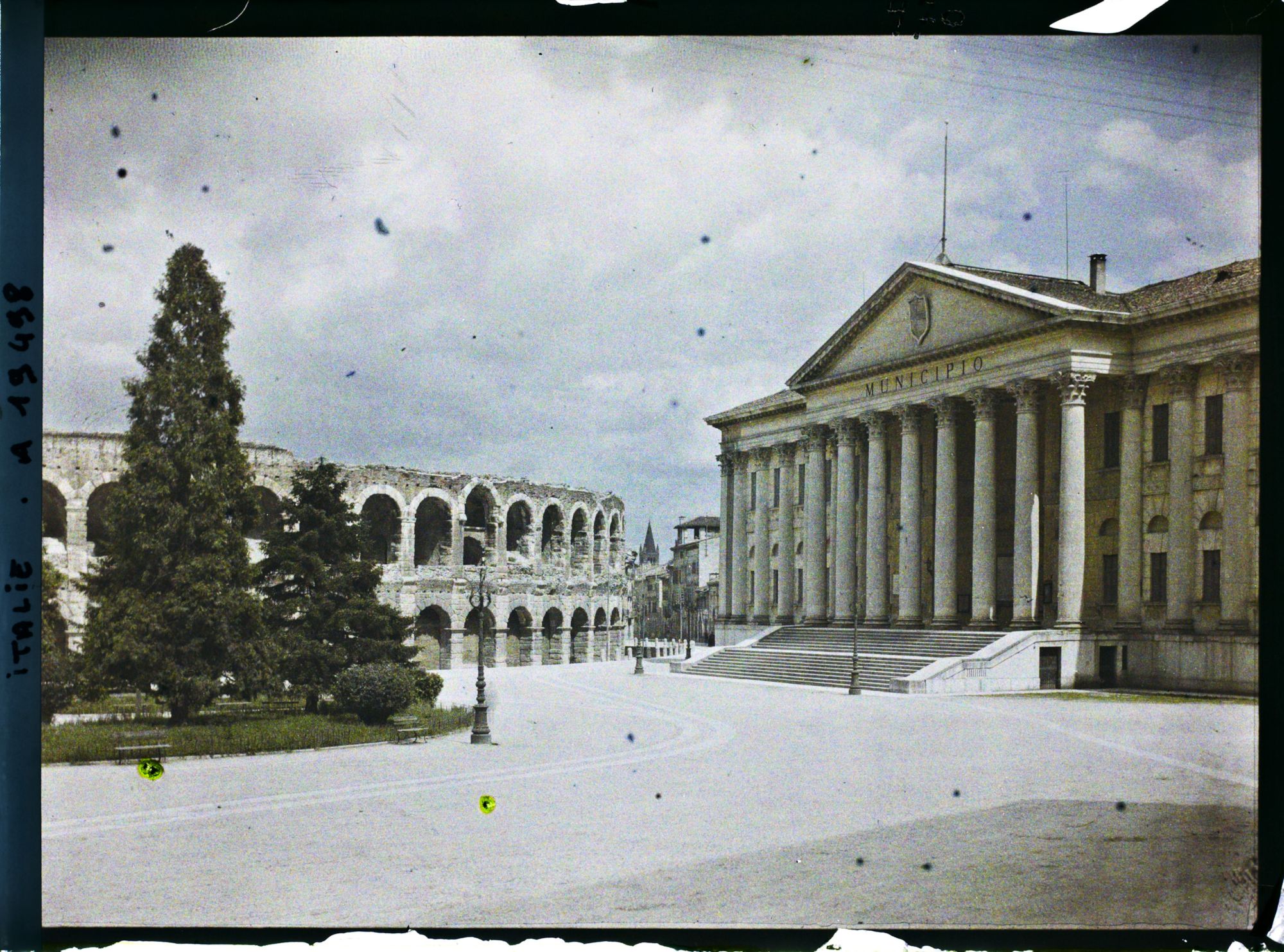Image représentant L'hôtel de Ville ou Municipio et les arènes
