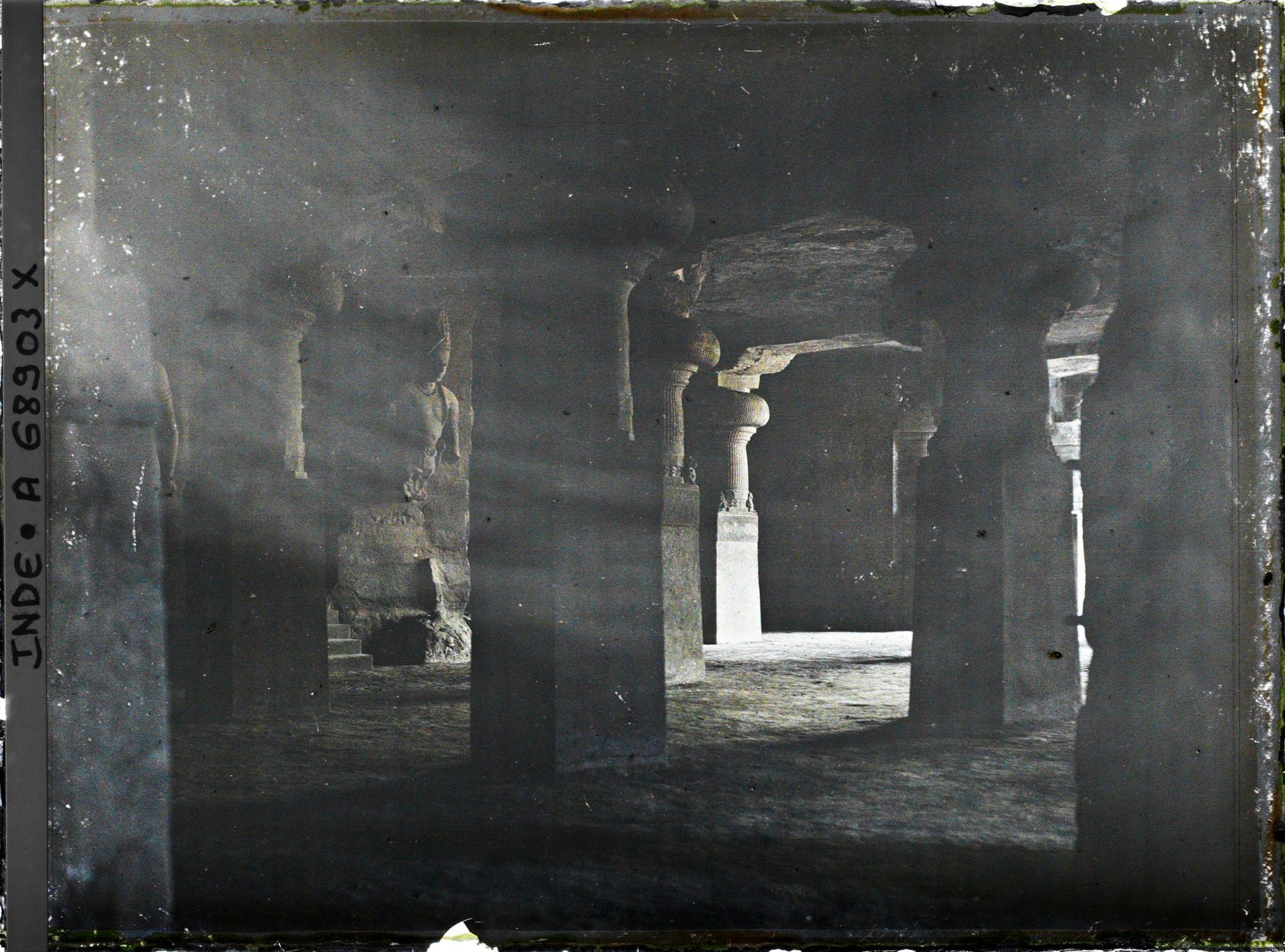 Image représentant Vue du temple-caverne hindou dédié à Shiva et d'une entrée du sanctuaire du Yoni-Linga