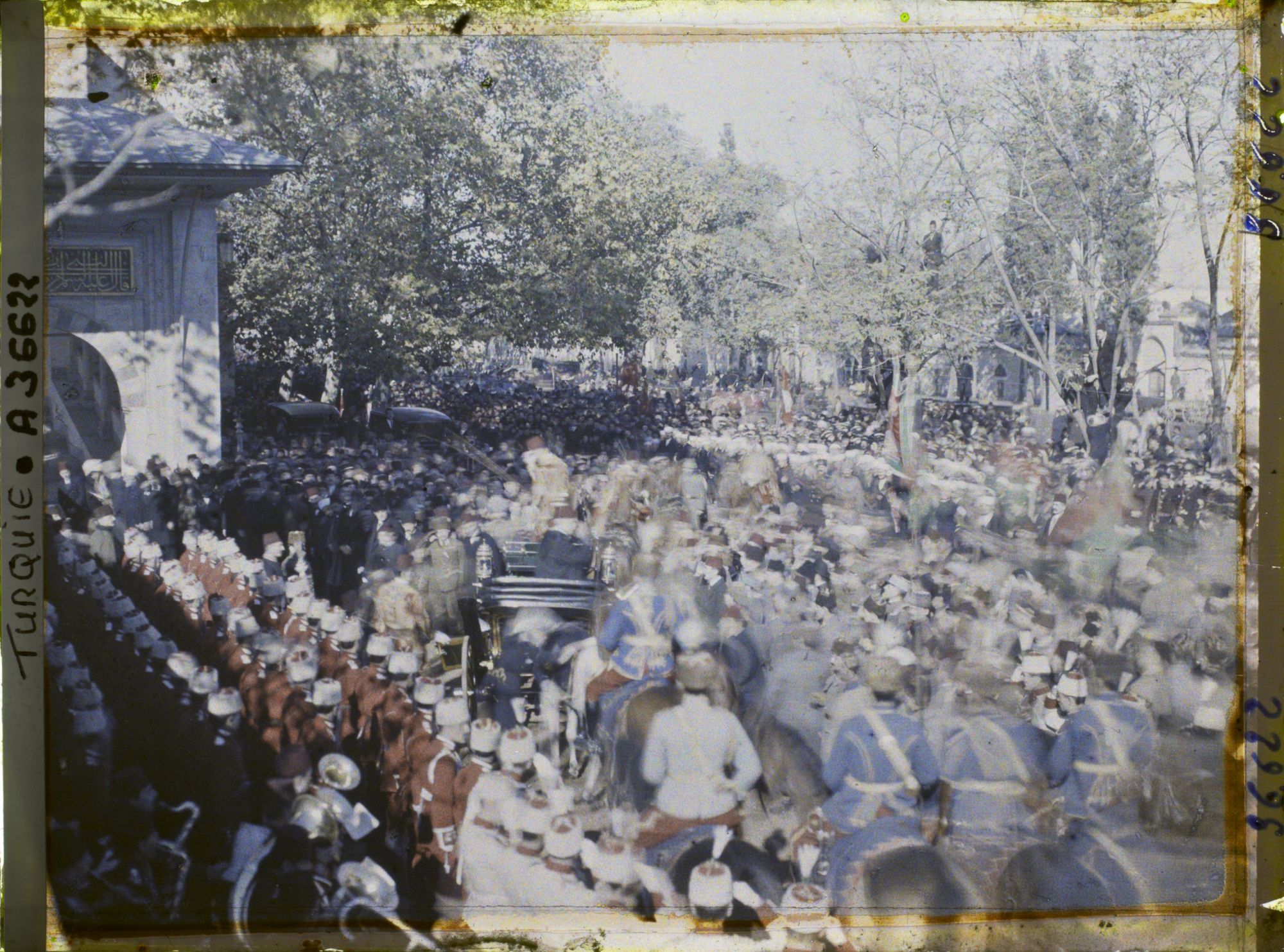 Image représentant Topkapi Sarayi. La foule et les soldats entourant le carrosse du Calife qui salue