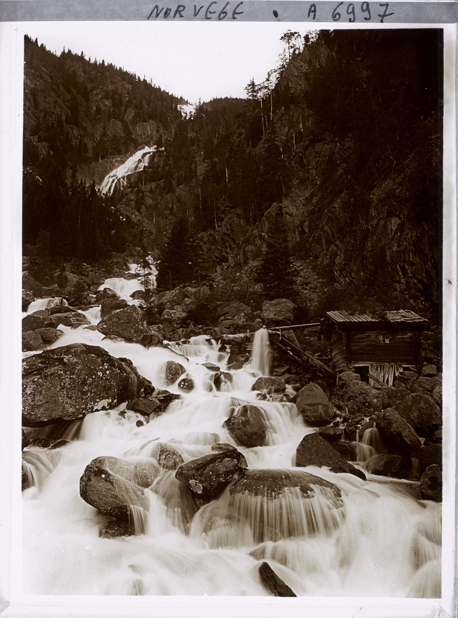 Image représentant Cascade à 10 kilomètres d'Odda