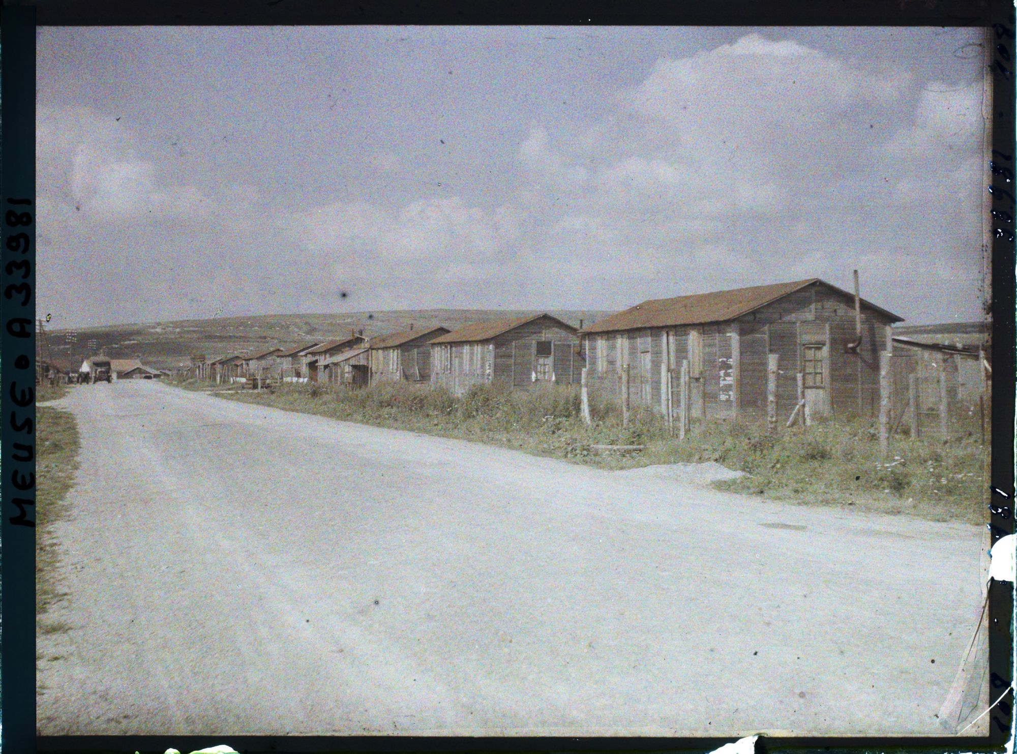 Image représentant France, Bras, Le Village provisoire sur le bord de la route de Verdun, vue prise vers la Cote du Poivre