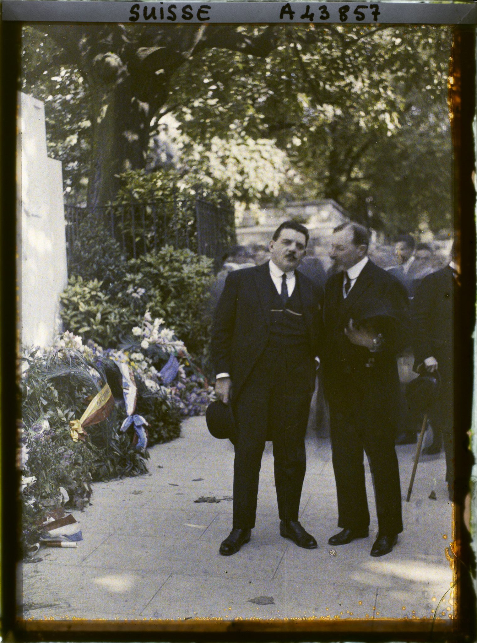 Image représentant Cinquième assemblée annuelle de la Société des Nations (SDN) à Genève. Edouard Herriot, président du Conseil des ministres français, près du monument aux morts dans le jardin du consulat de France, rue Sénebier