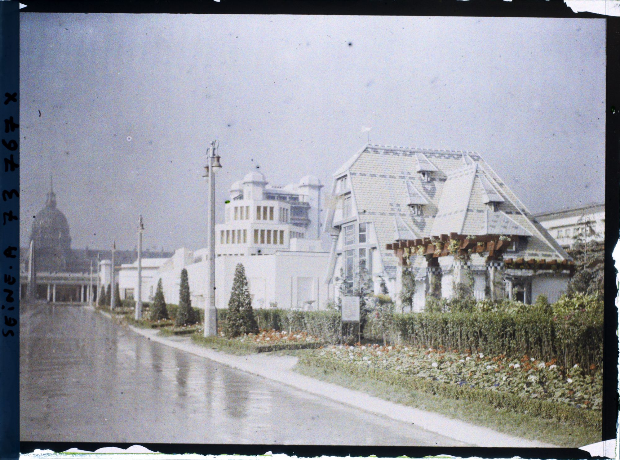 Image représentant L'Exposition des arts décoratifs, le Pavillon de Mulhouse et le Pavillon du Rhône sur l'esplanade des Invalides