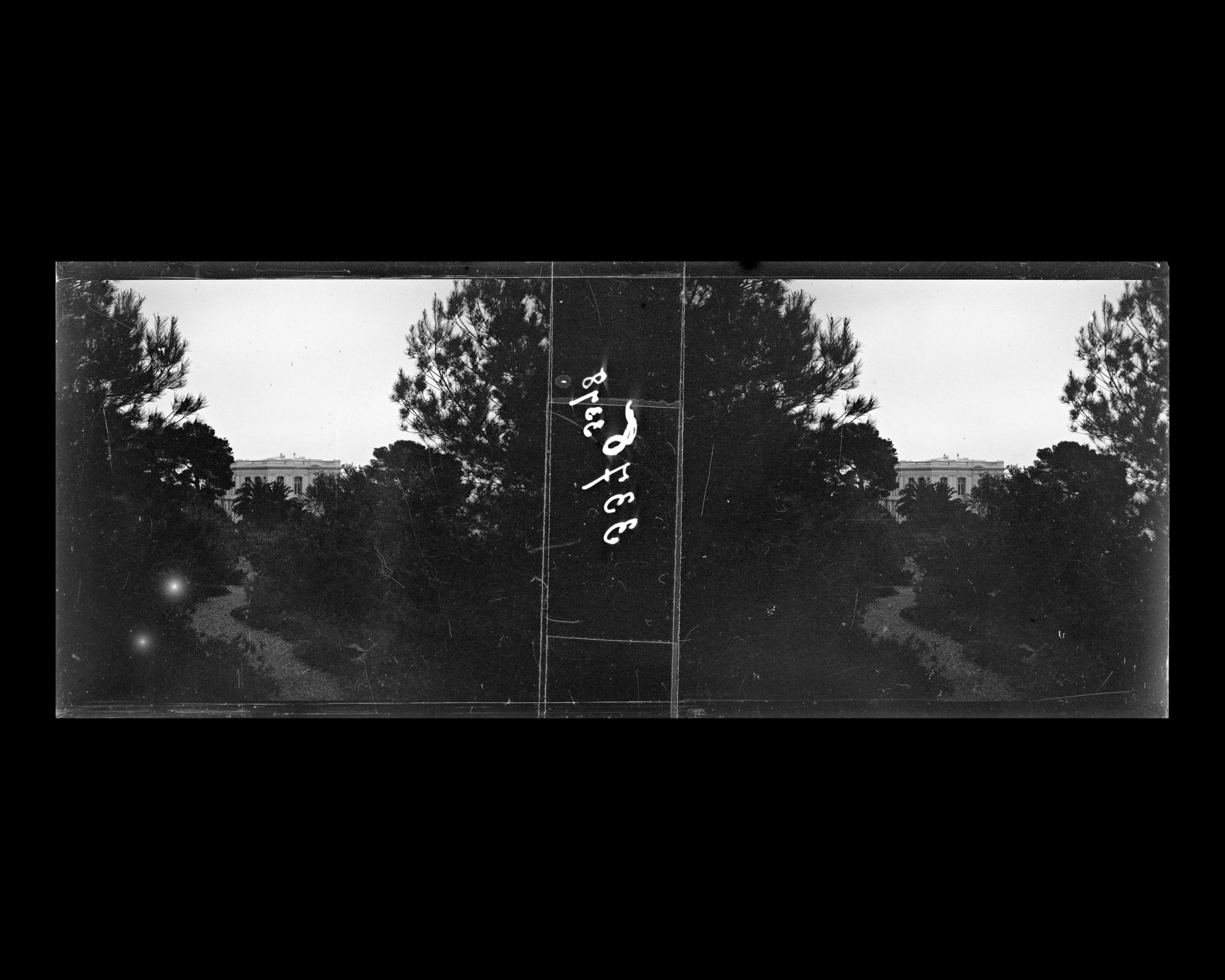 Image représentant La villa Kahn vue depuis le jardin