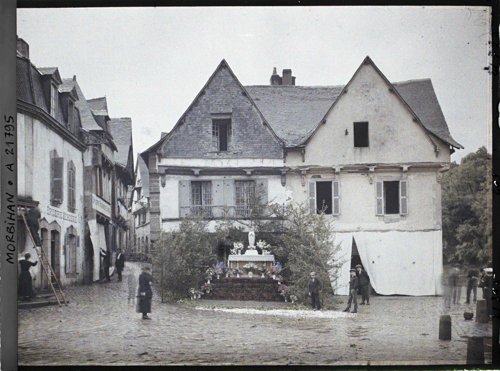 Image représentant Le reposoir de la Fête-Dieu au port de Saint-Goustan