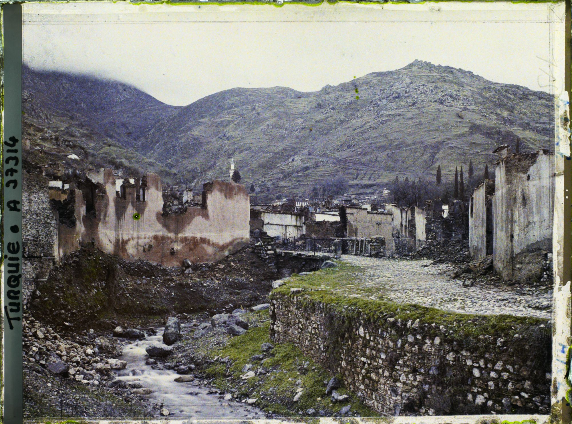 Image représentant Ruines le long d'une petite rivière