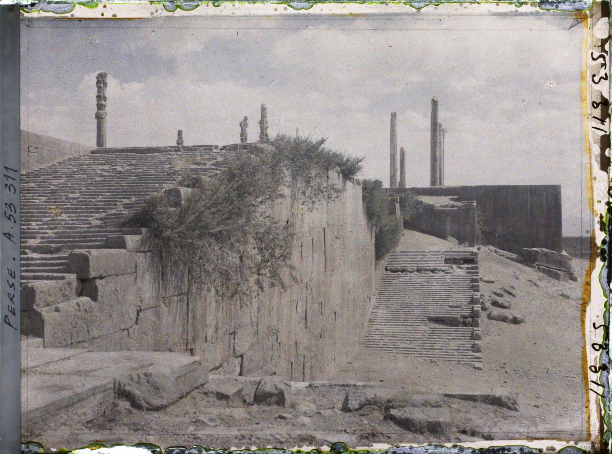 Image représentant Le double escalier monumental donnant accès à la terrasse