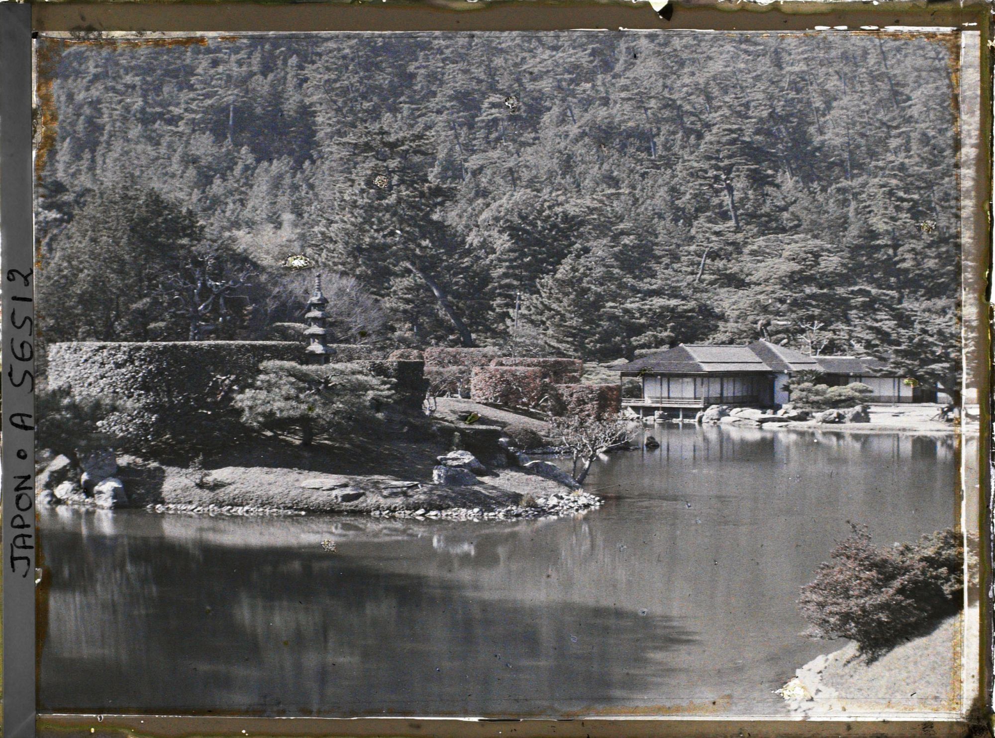 Image représentant Parc Ritsurin-koen (ou Kuribayashi-koen), étang du sud (Nanko) et maison de thé Kikugetsutei