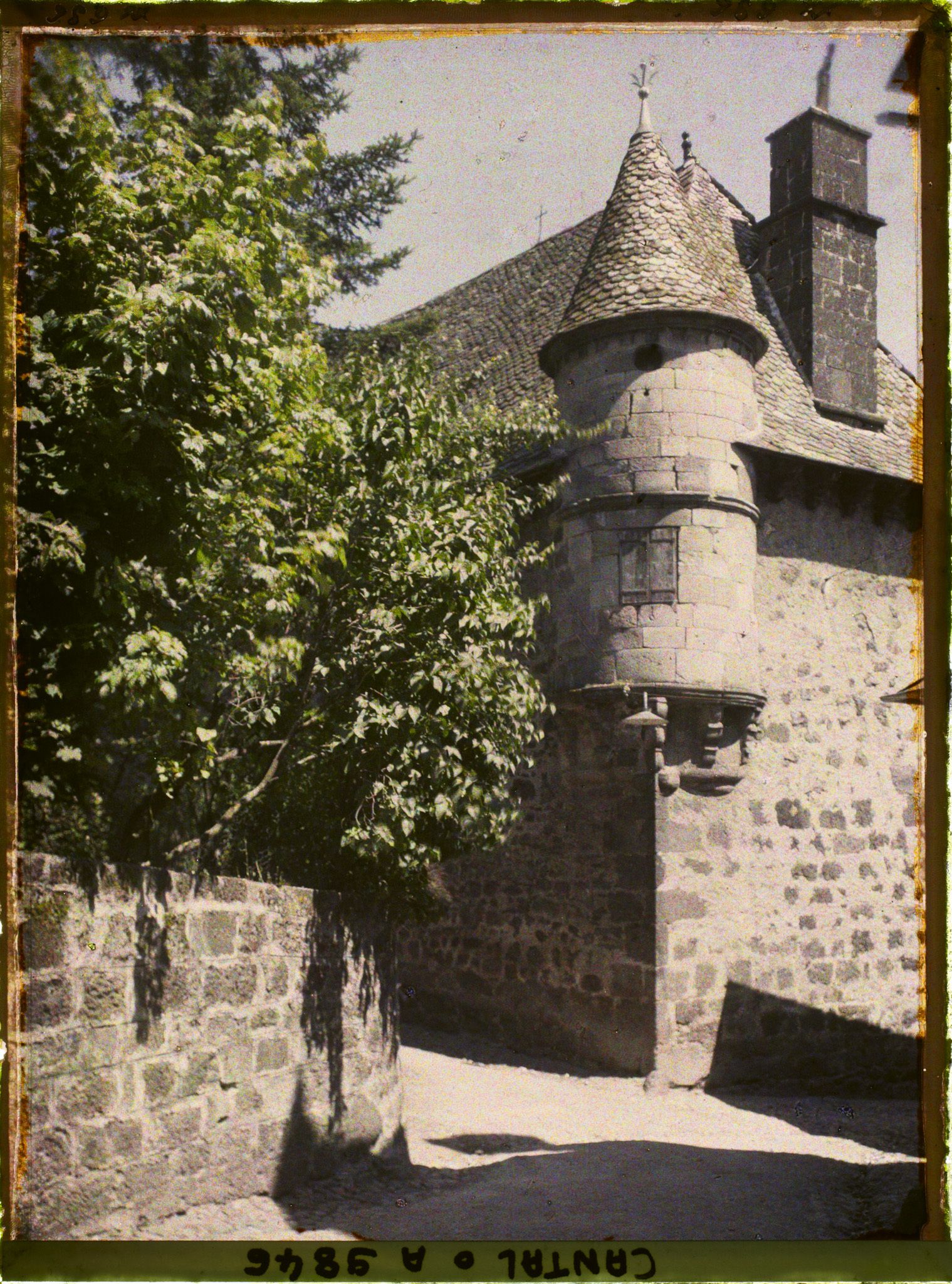Image représentant Un bâtiment à tourelle d'angle, ancien Château du Chevalier des Huttes