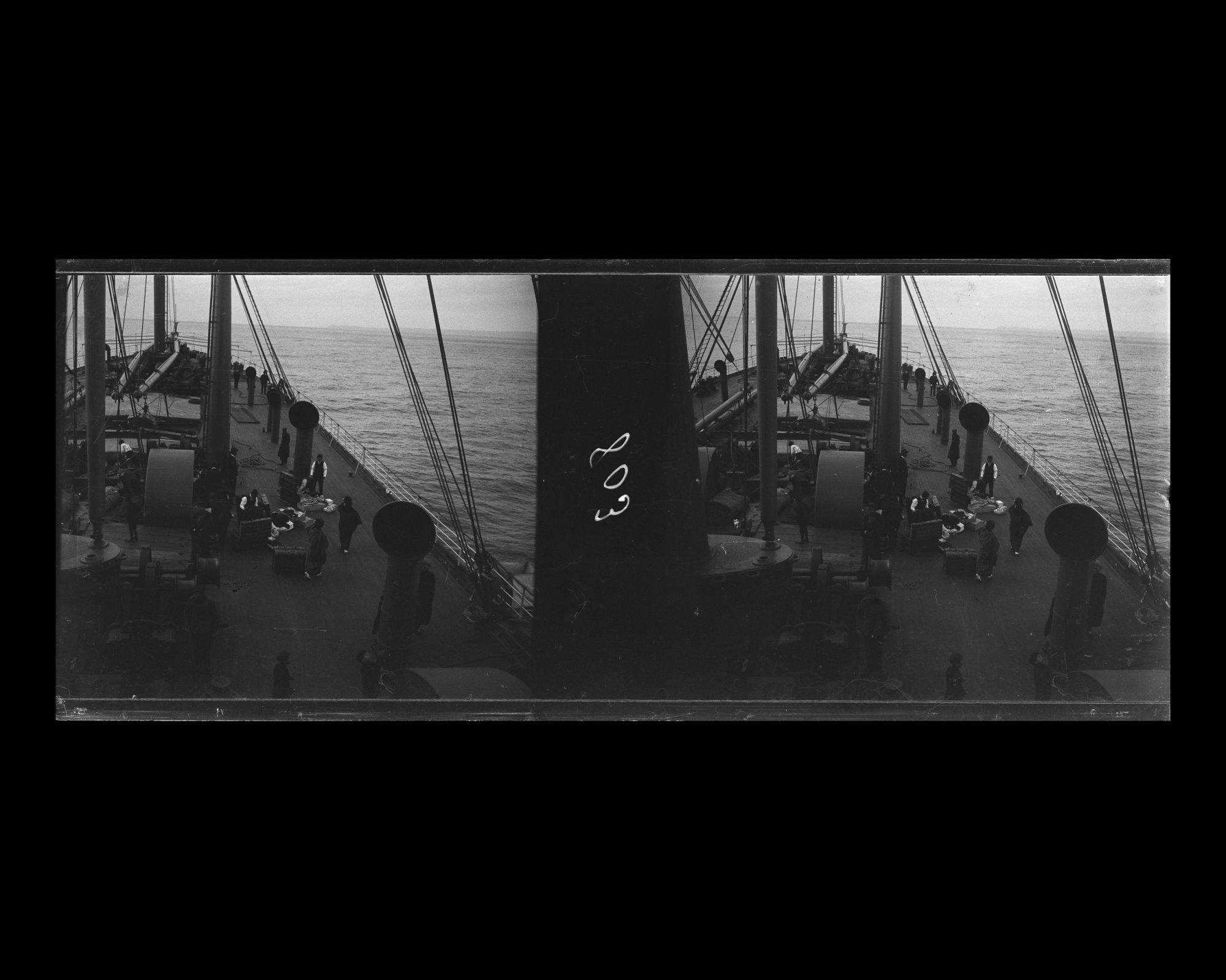 Image représentant Des passagers se dirigent vers l'avant du navire, dans le lointain on devine la côte du Japon