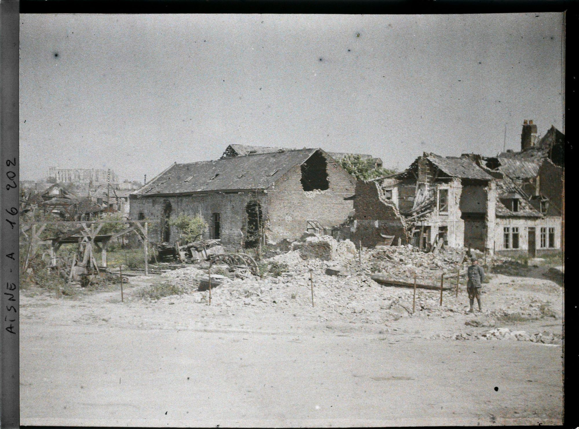 Image représentant France, St Quentin, Ruines et l'Eglise, vue prise du faubourg d'Isle