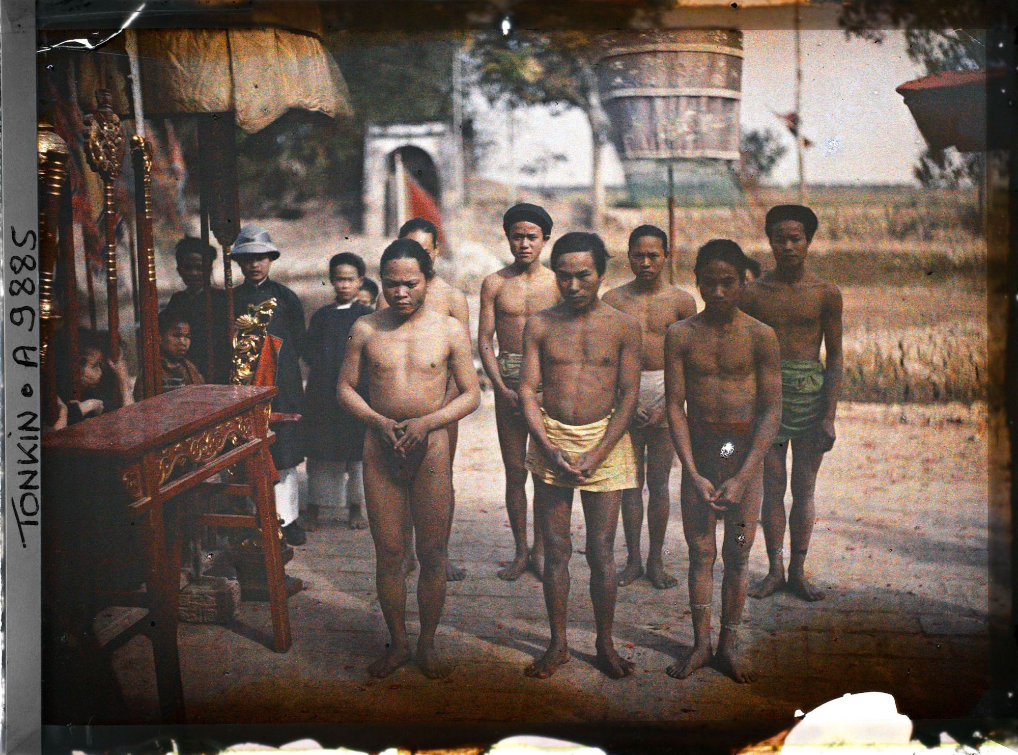Image représentant Des lutteurs saluant le génie du village avant le combat
