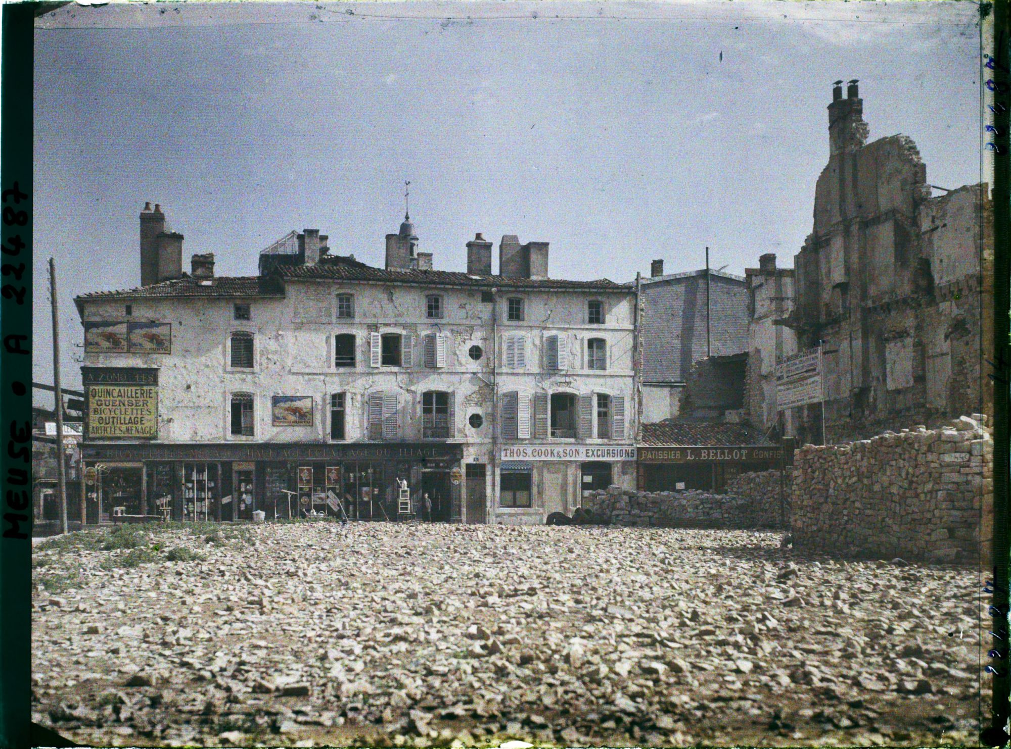 Image représentant France, Verdun, Ruines de la rue Mazel et la rue du St Esprit - magasins ouverts