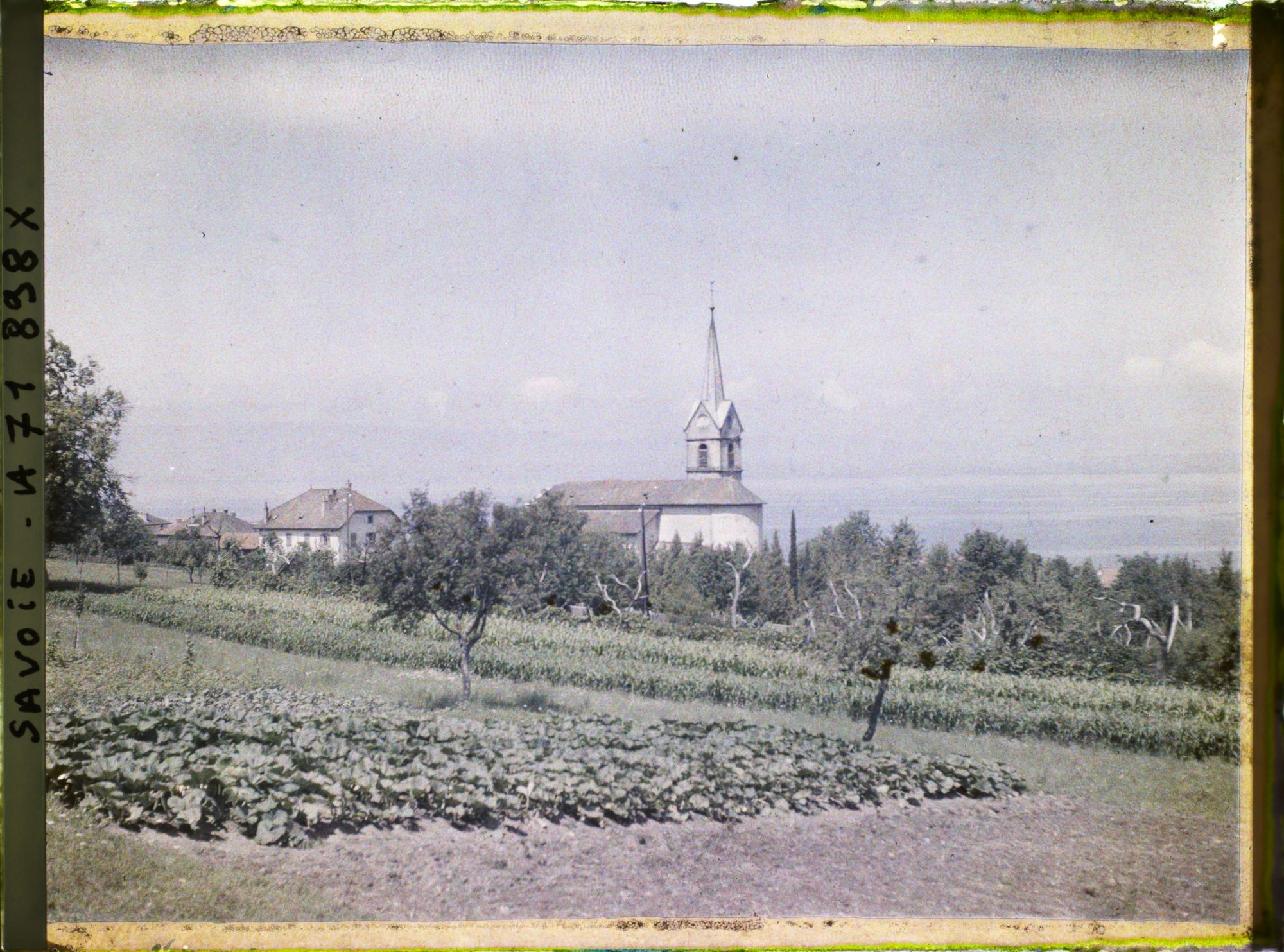 Image représentant Eglise, champ de maïs et lac