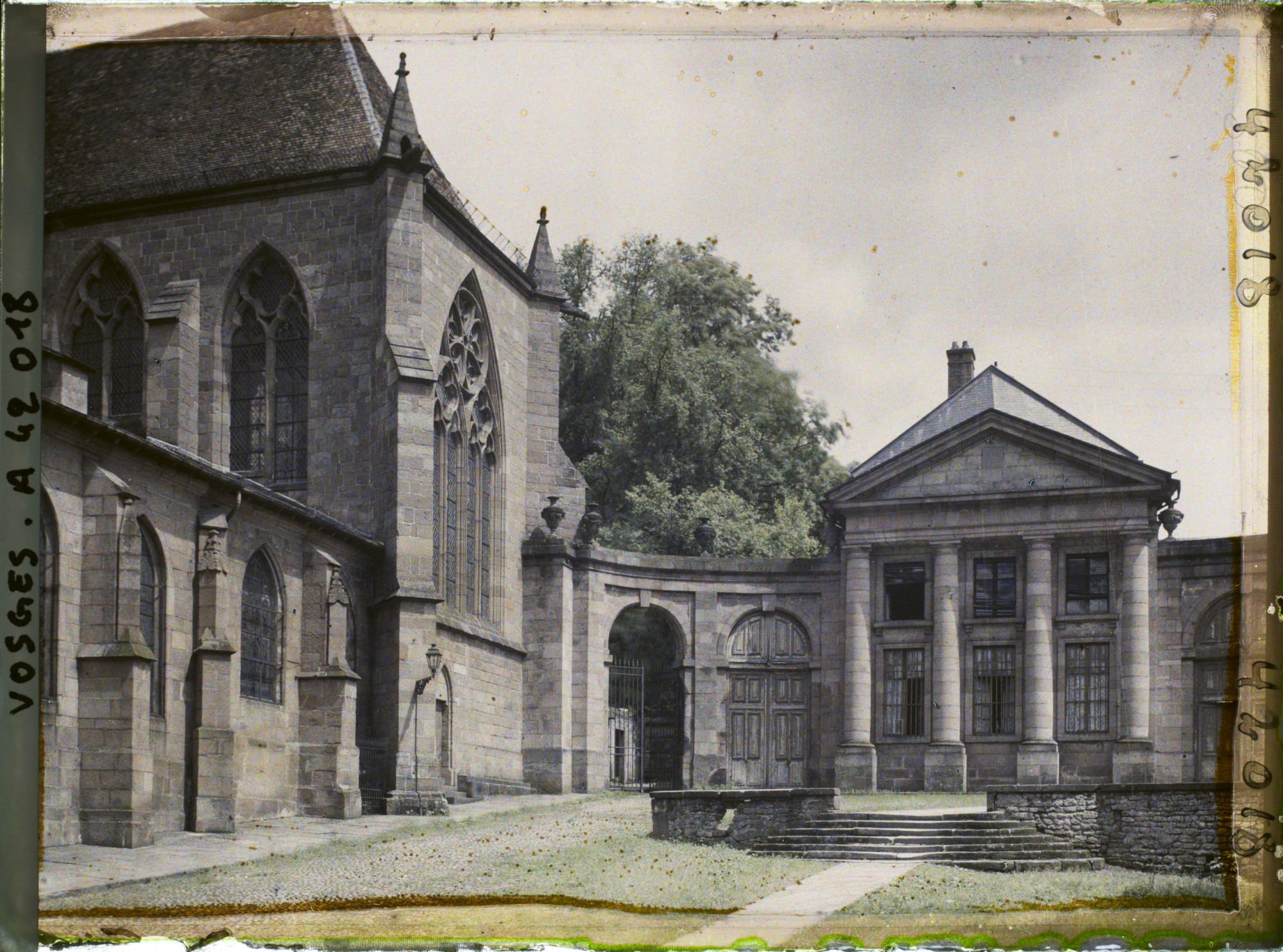 Image représentant France, St Dié, Bas Coté de l'Eglise et l'Evêché