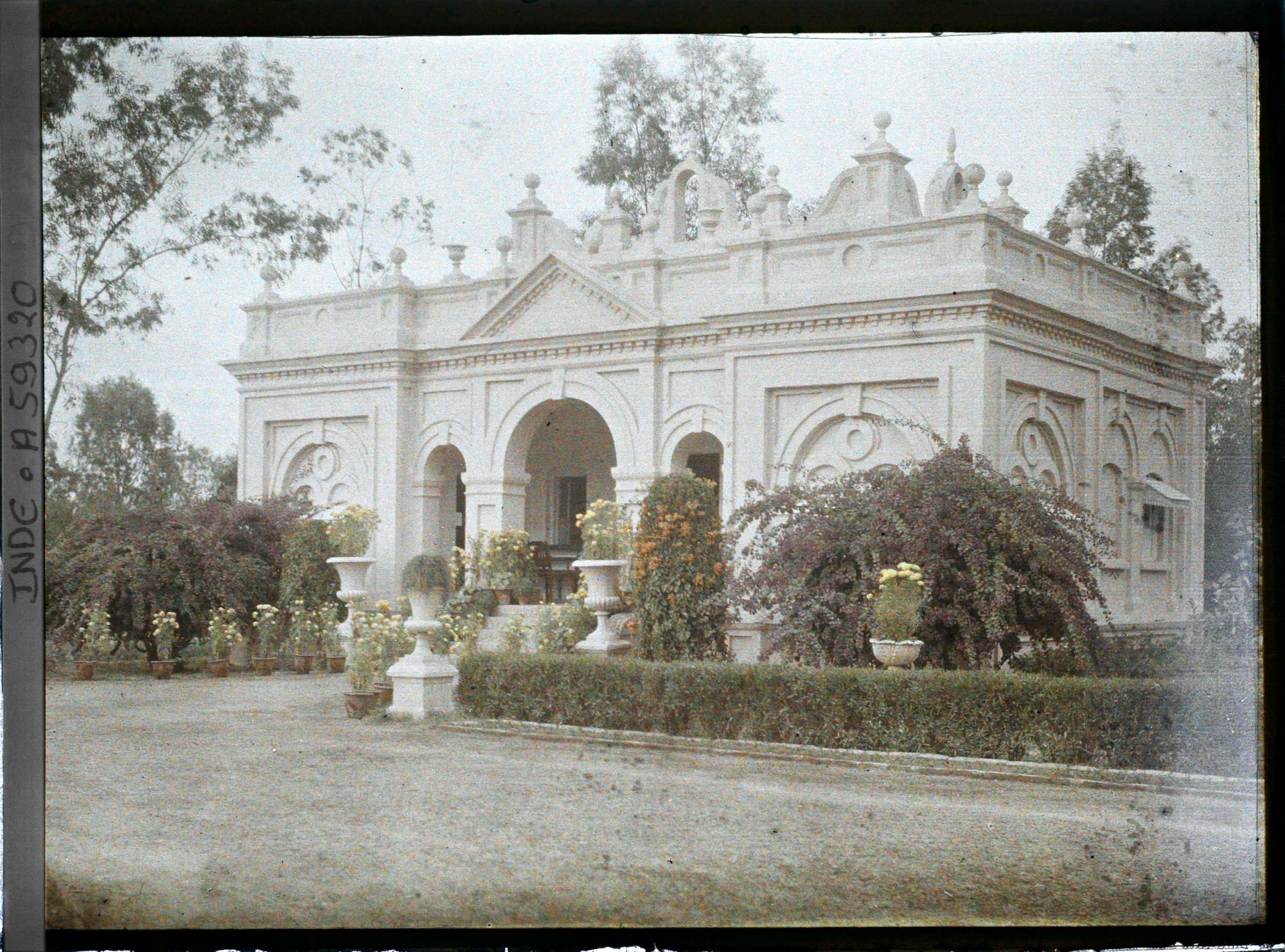 Image représentant Un pavillon dans le parc du nouveau palais du maharajah Jagatjit Singh