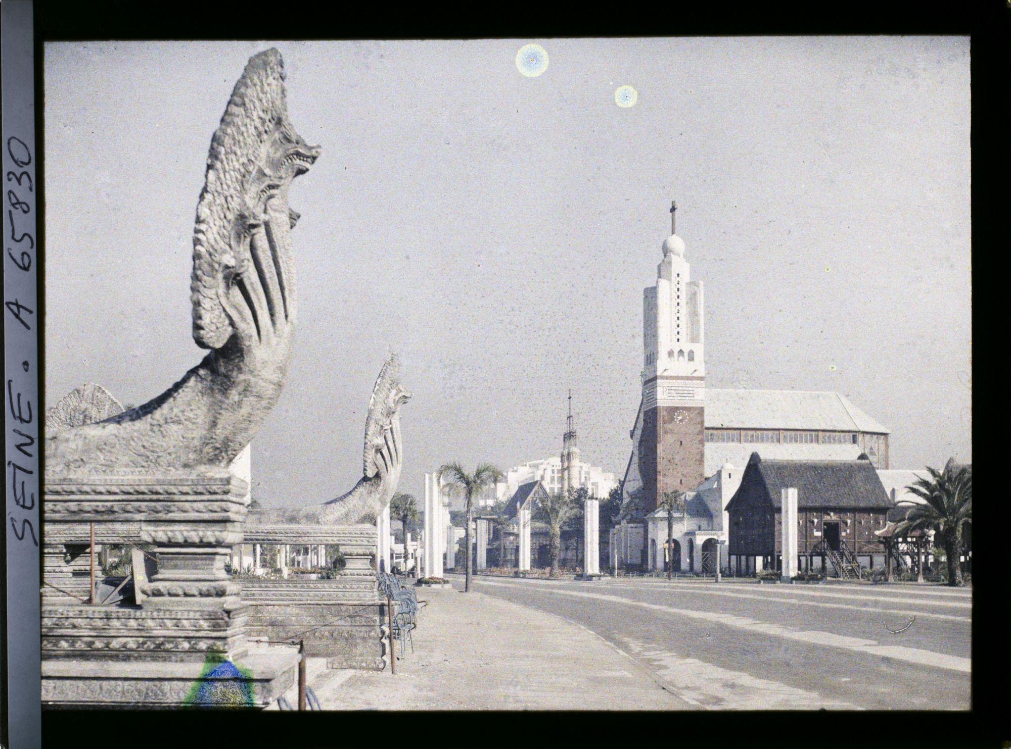 Image représentant L'Exposition Coloniale Internationale de 1931, vue vers le pavillon des Missions Catholiques