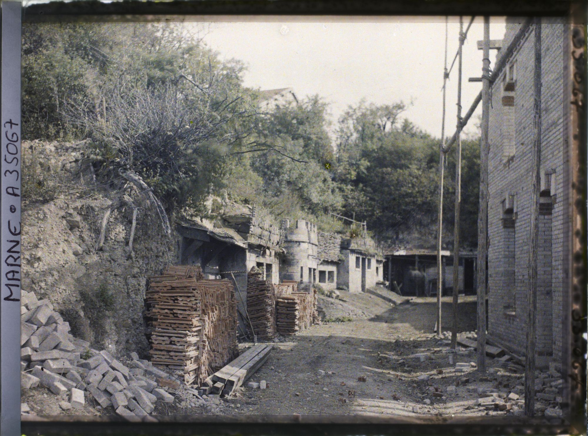 Image représentant France, St Thomas (Marne), Reconstructions et Ancien abri représentant en Château fort