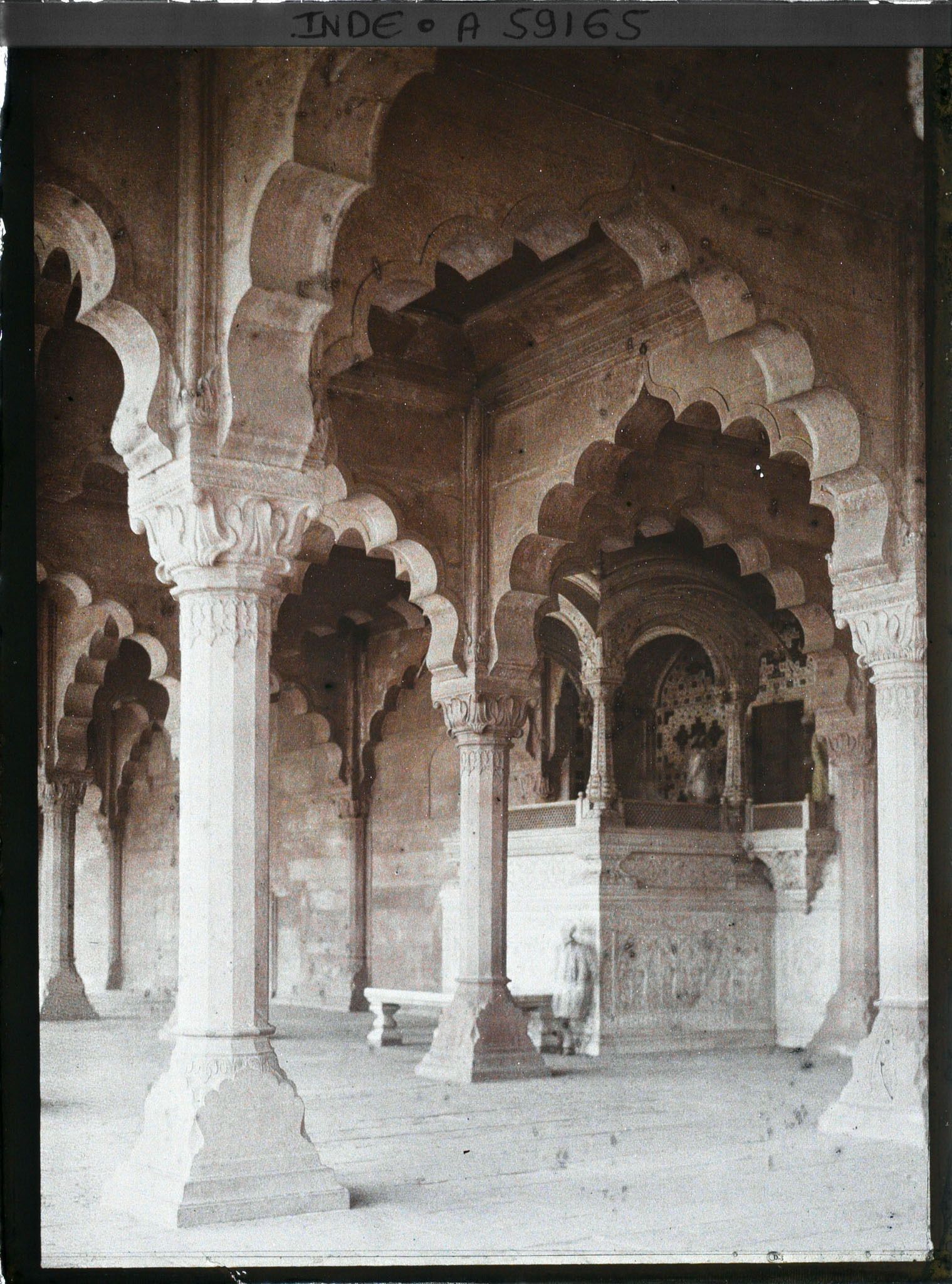 Image représentant Loge du trône impérial de la salle des audiences publiques (Diwan-i-Am) dans le fort Rouge (Lal Qila)
