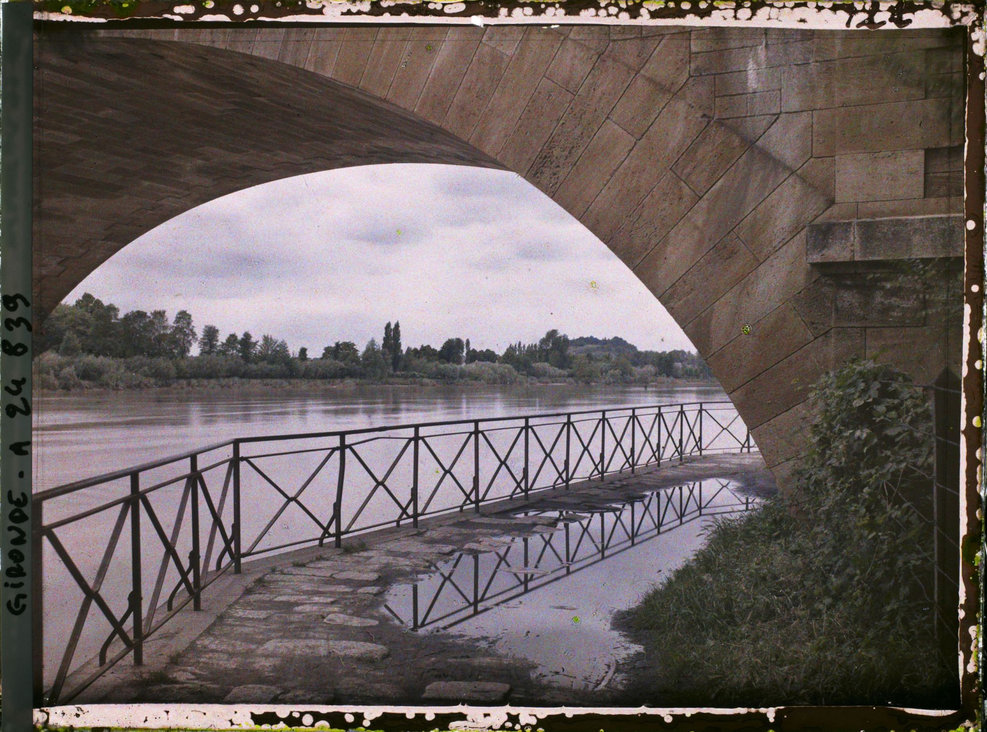 Image représentant Les quais de la Dordogne, vue depuis une des arches du pont de pierre
