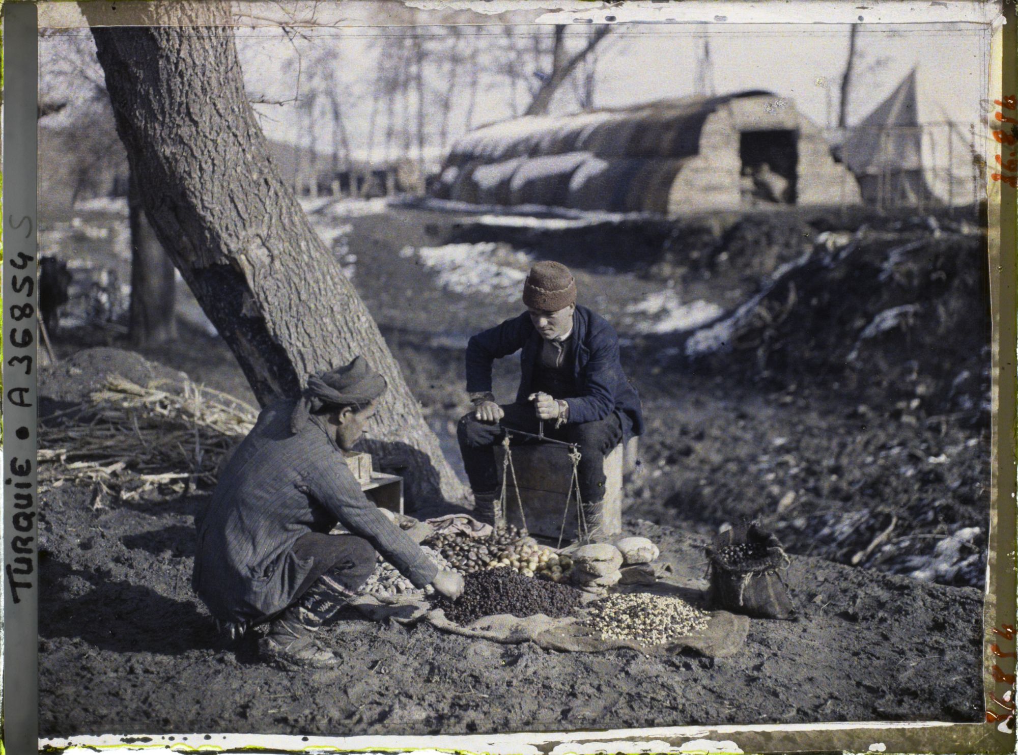 Image représentant Marchand de pommes de terre, de pain, en plein air et un client