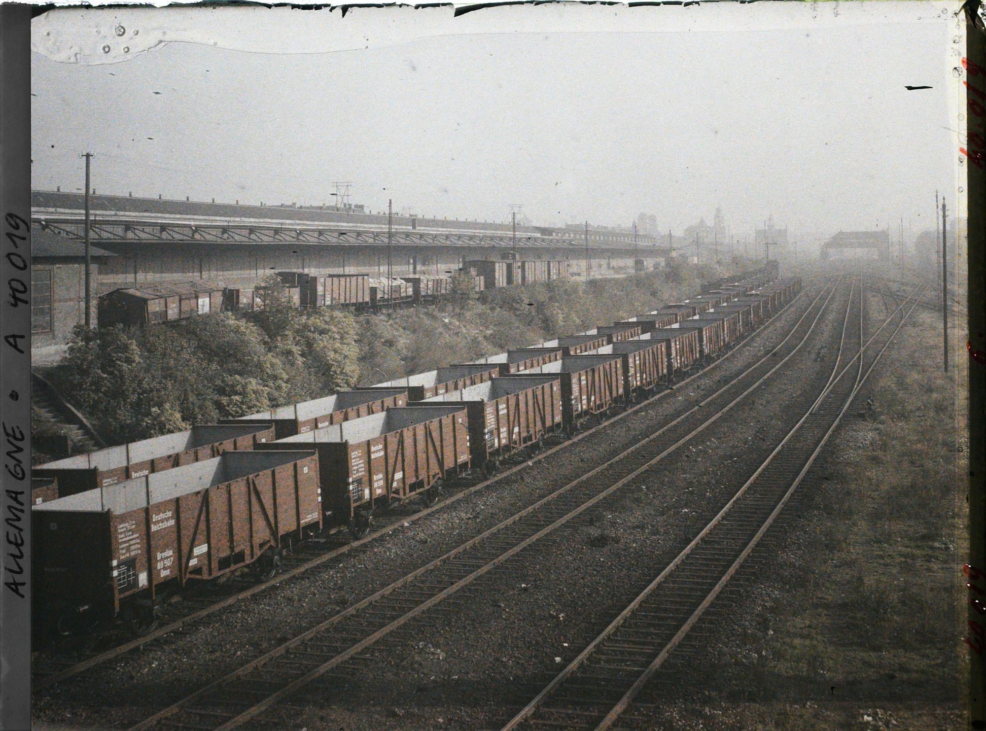 Image représentant Prusse, Essen, Panorama s/ les Voies à Essen et Wagons neufs vers la grande gare