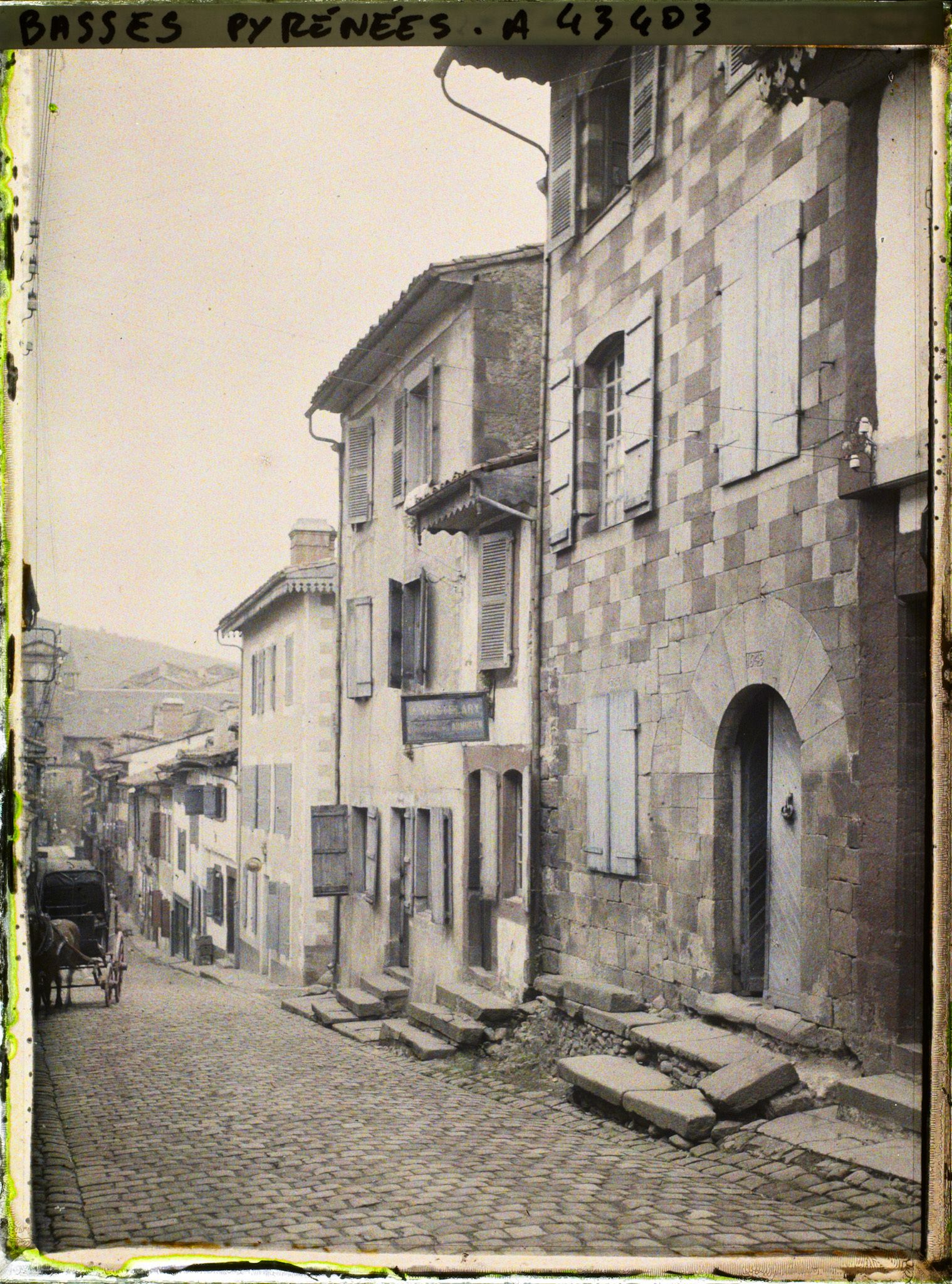 Image représentant France , St Jean-Pied de Port, Vieilles Maisons : celle du 1er plan date de 1649