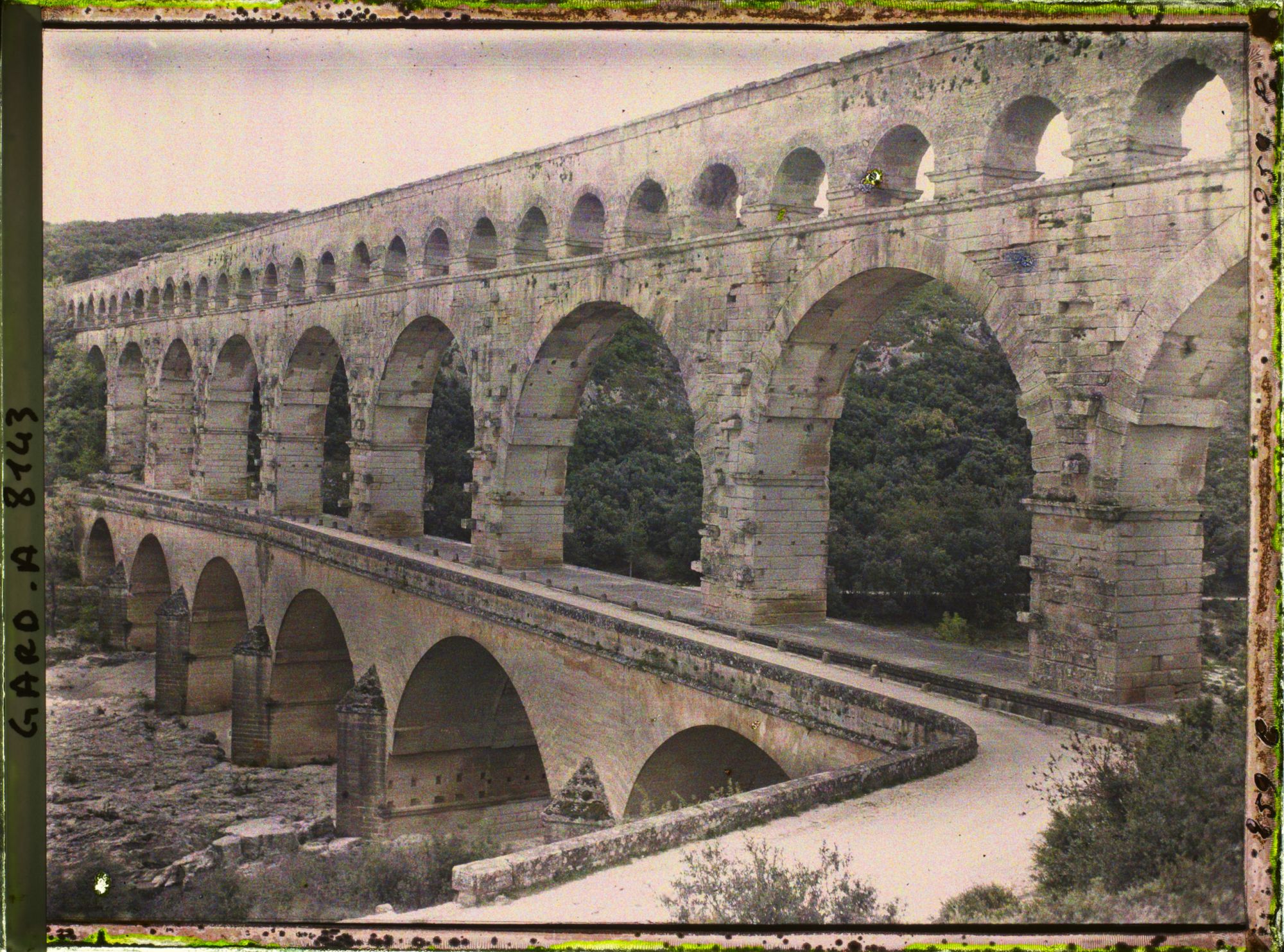 Image représentant Le pont du Gard vu de l'aval