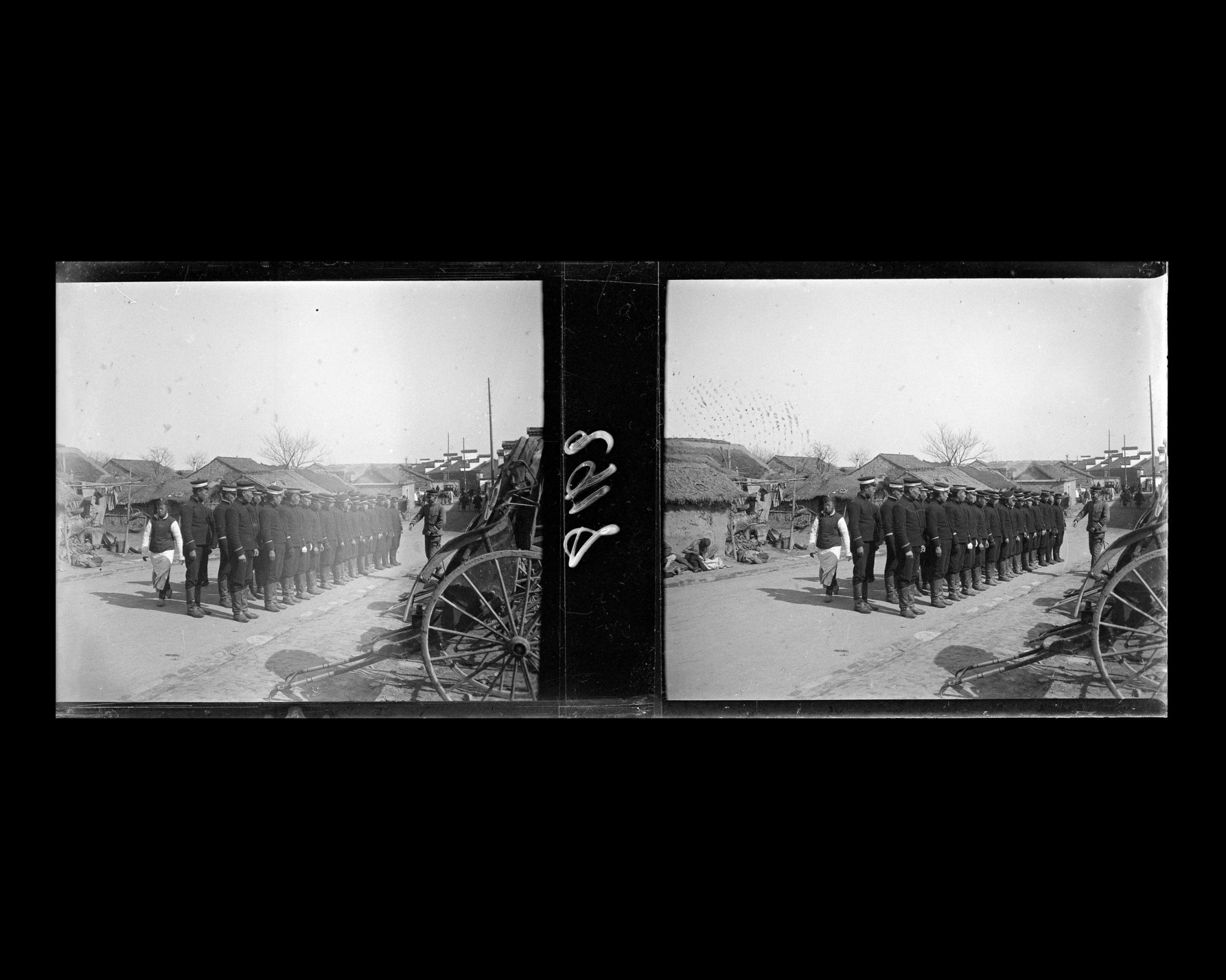 Image représentant Un groupe de militaires en revue sur Yifengmen dajie ("avenue de la Porte du Phénix"), actuelle Jianninglu