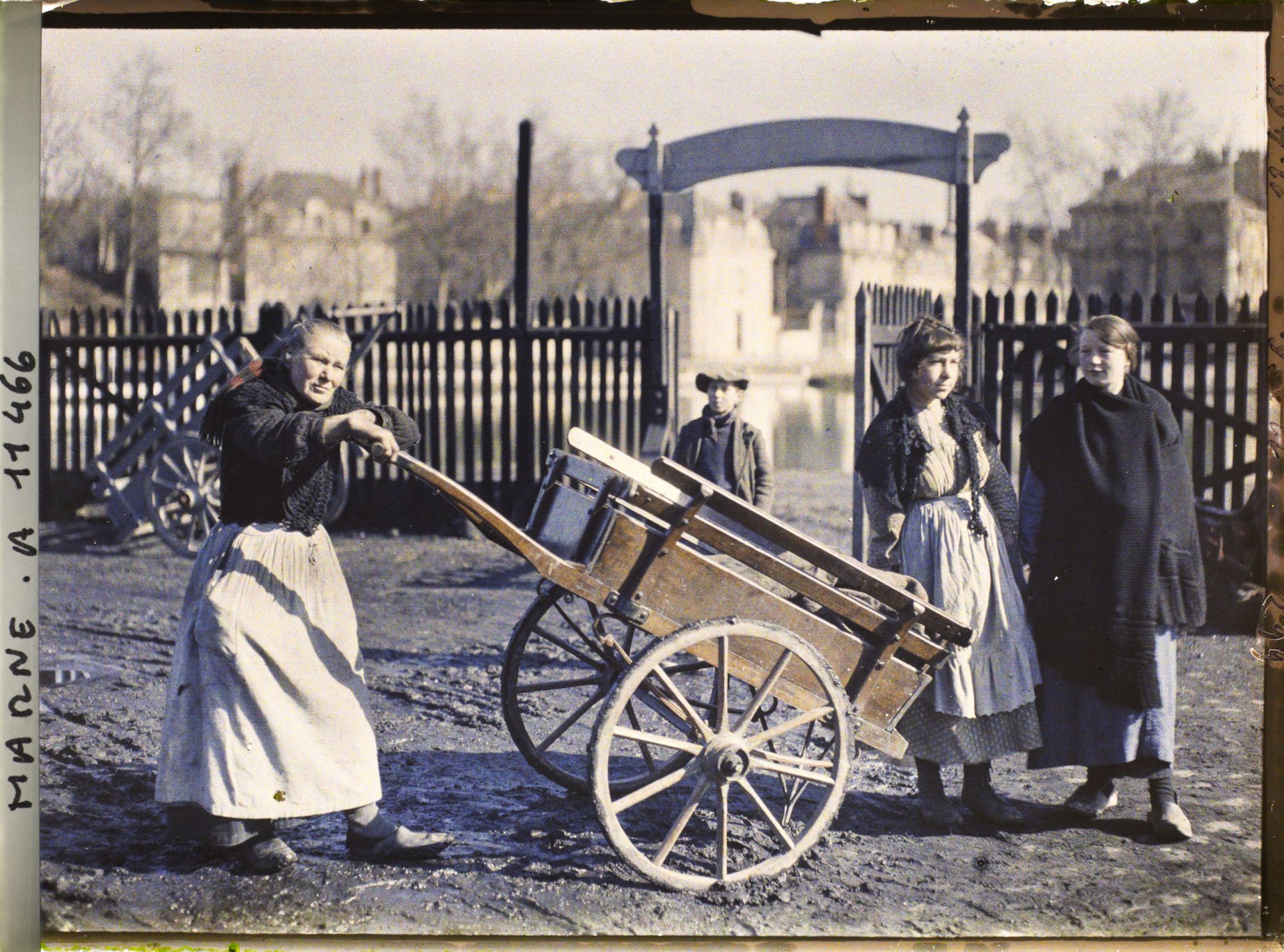 Image représentant Vieille femme venant chercher du charbon