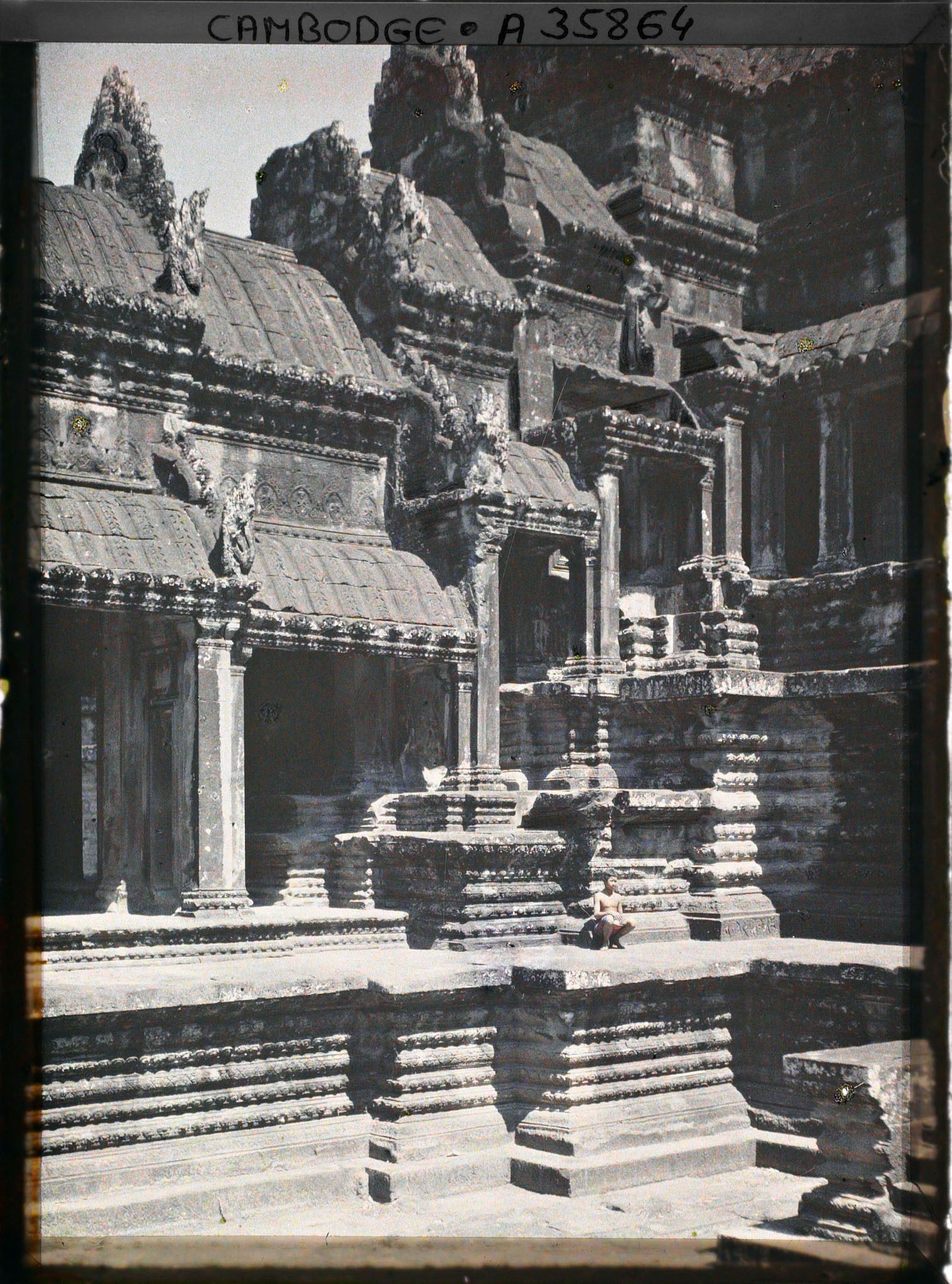 Image représentant Une aile ascendante du préau cruciforme, réalisant la liaison entre la galerie du premier niveau et celle du deuxième