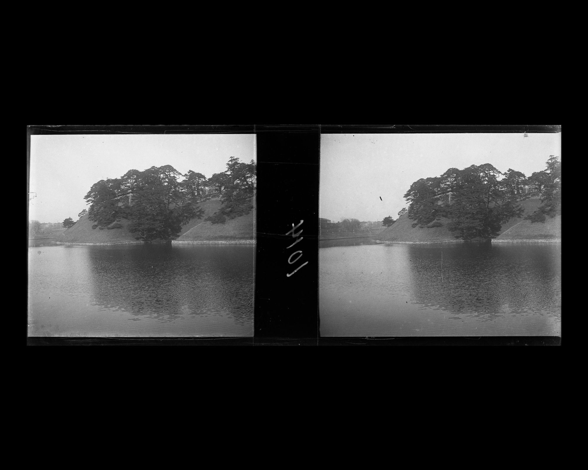 Image représentant Les douves et les fortifications du palais impérial