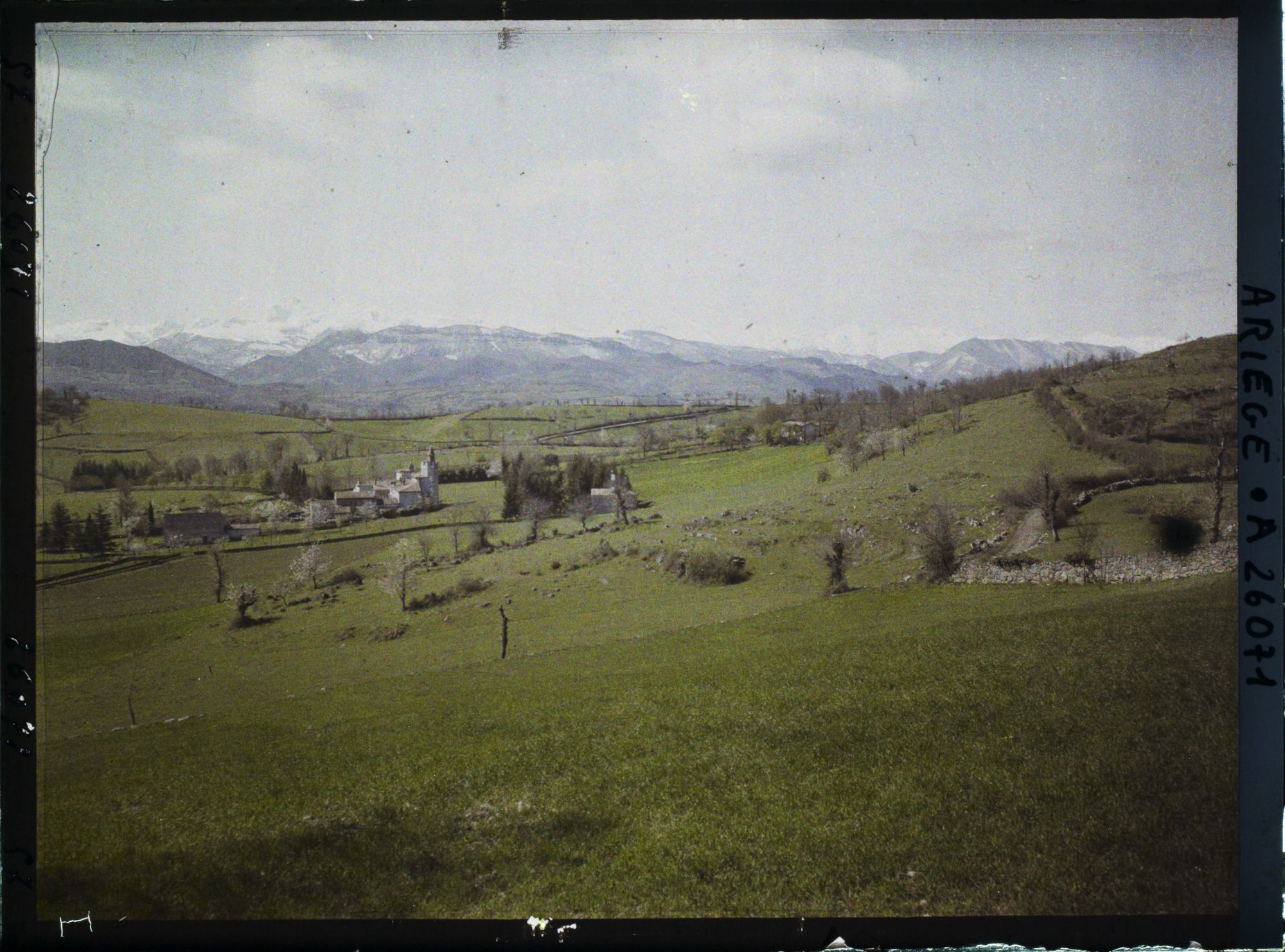 Image représentant Le château des Espas vu de Pujol et la chaîne ; sur la gauche, le mont Vallier