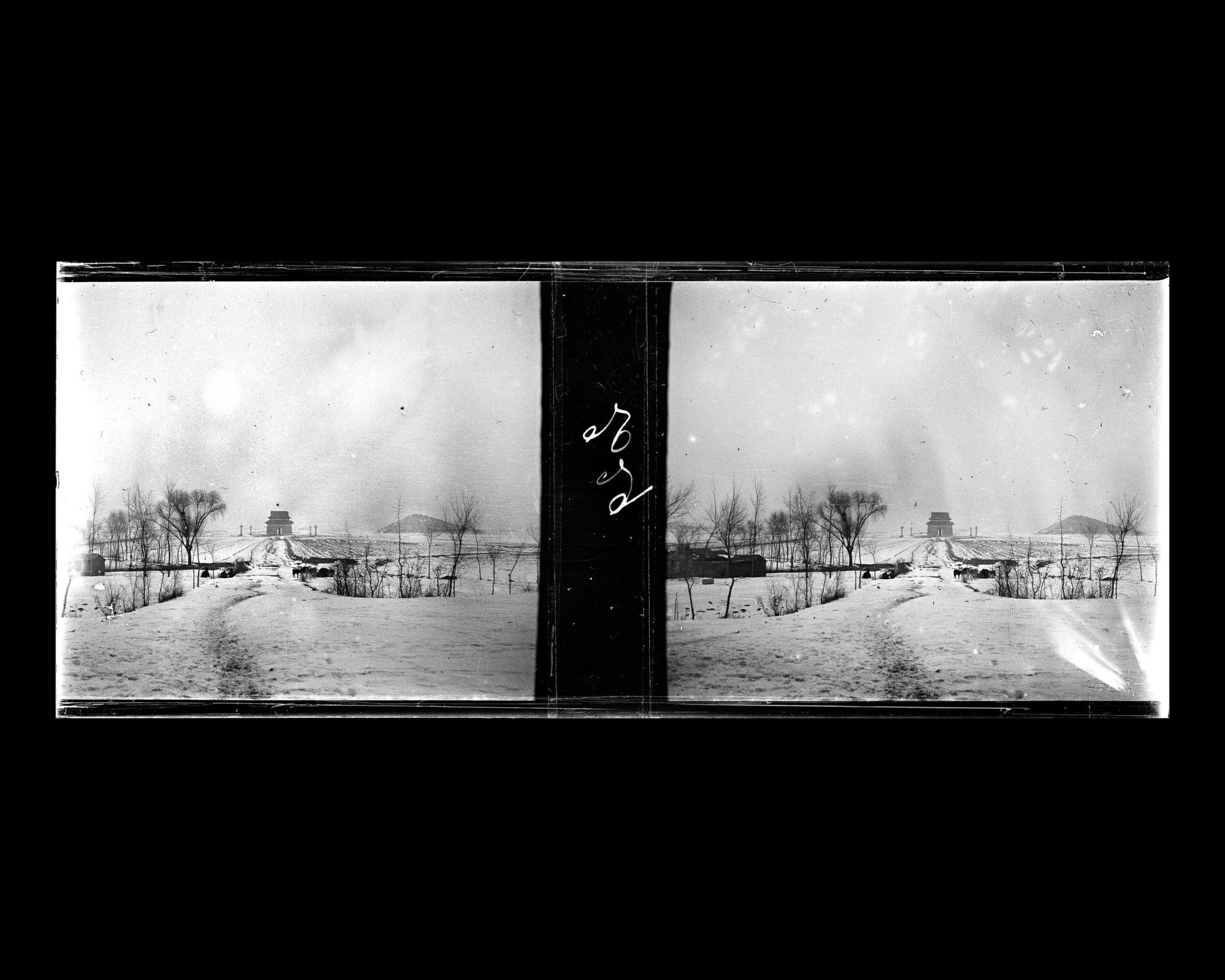 Image représentant Ming Shisanling ("Treize Tombeaux des Ming"). Shendao ("voie de l'Ame") et, à l'arrière-plan, Beiting ("pavillon de la Stèle")