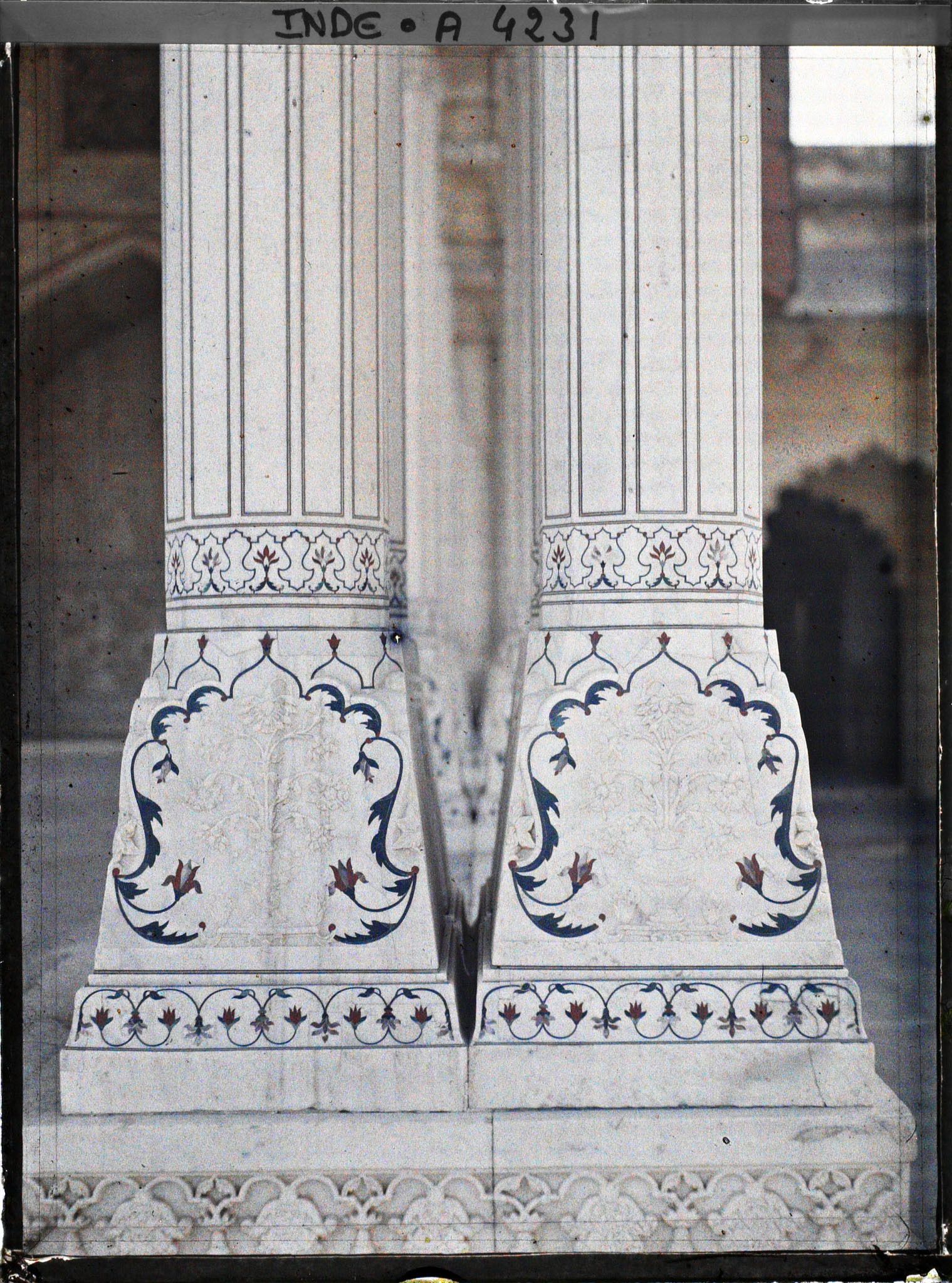 Image représentant Le décor floral de la base des doubles colonnes de la salle des audiences privées (Diwan-i-Khas) dans le fort Rouge (Lal Qila)