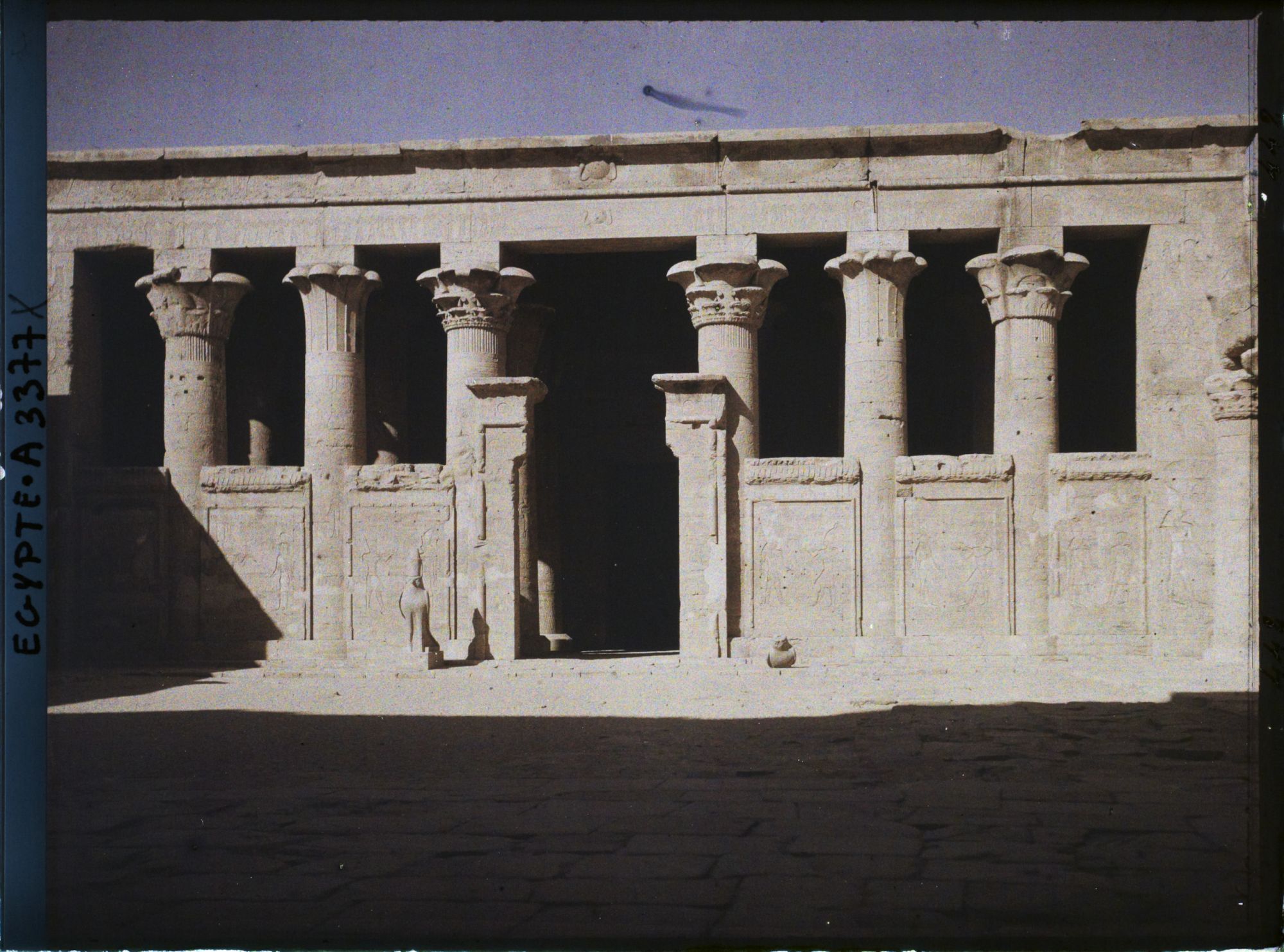 Image représentant Entrée du pronaos (vestibule) du temple d'Horus