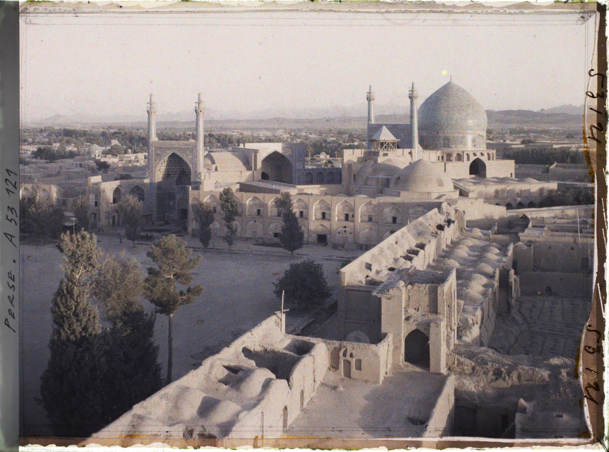 Image représentant La Masjid-i-Chah (mosquée du Chah), côté sud de la Meydan-i-Chah, au crépuscule "17h 45"